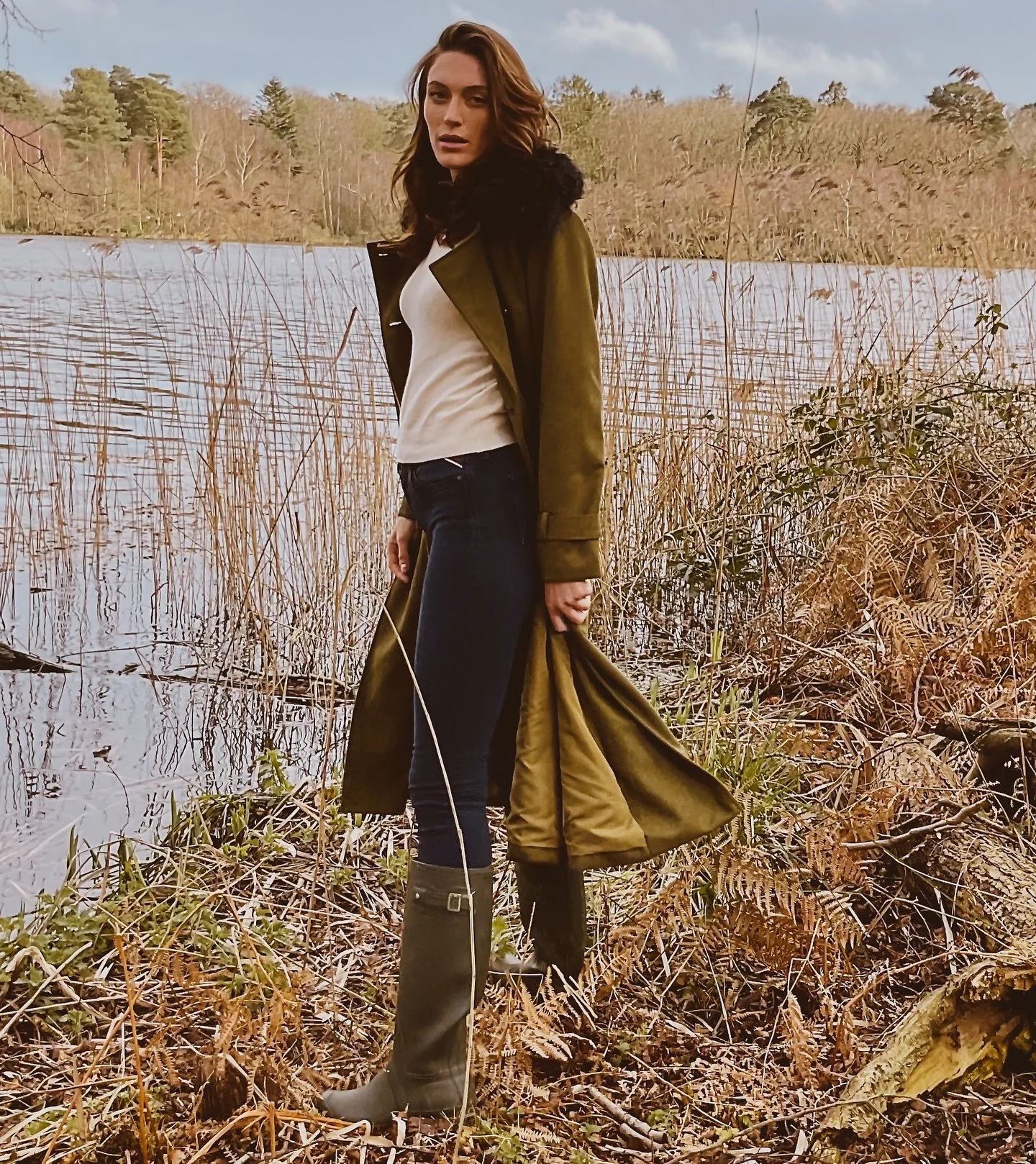 Introducing The Trentham Trench 🤍
Our timeless faux suede coat — softly tailored with a detachable shearling collar for effortless versatility.
Think countryside mornings, city lunches, and autumn evenings by the fire… one coat that doe