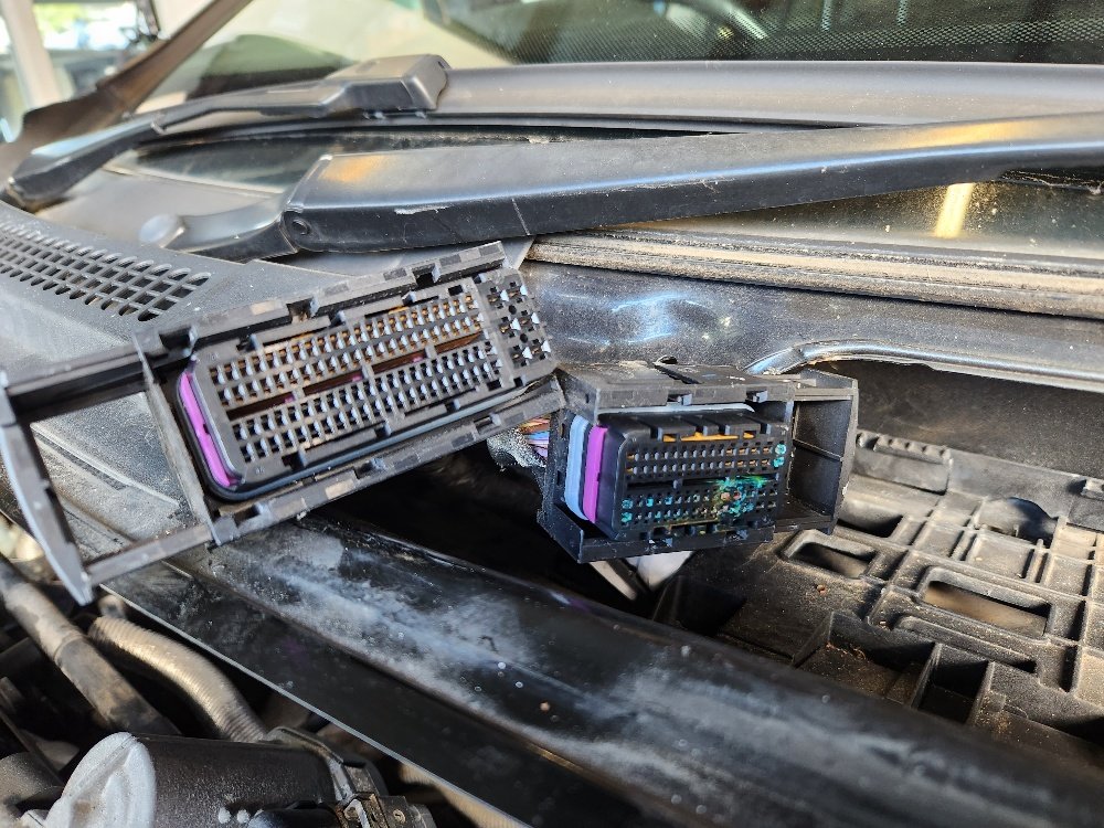 corroded-plug-electrical-terminal-ECU-engine-computer-harness-engine-motor-touareg