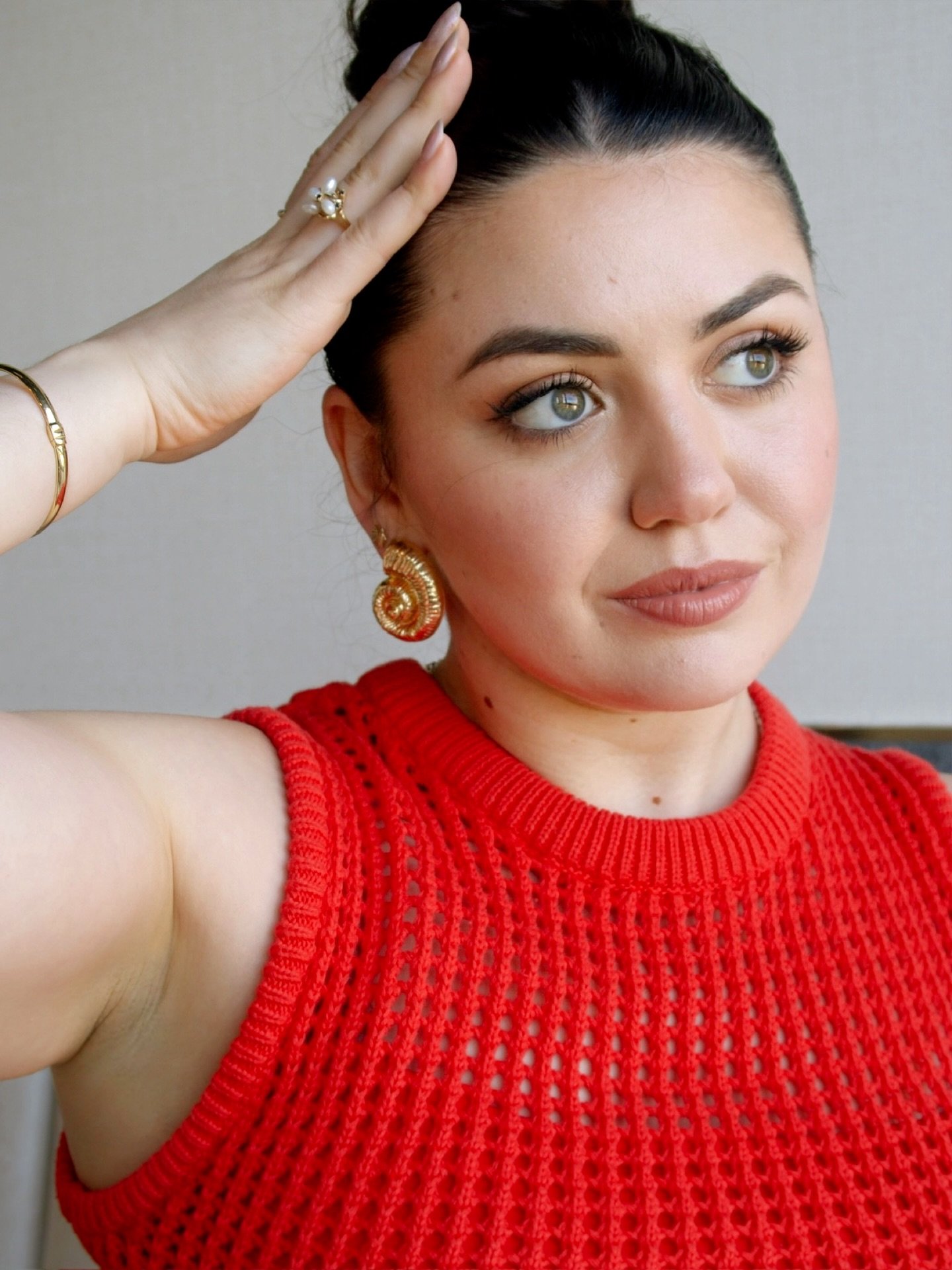 slick back hair, shell earrings, and bronze makeup look on lock this summer 🔒🐚🌞✨

 cruelty free makeup look deets 🍯🩷👇🏻 
&mdash;primer:&nbsp;@milkmakeup hydro grip illuminating primer
&mdash;skin tint: @milkmakeup&nbsp;skin tint shade 3 
&mdash