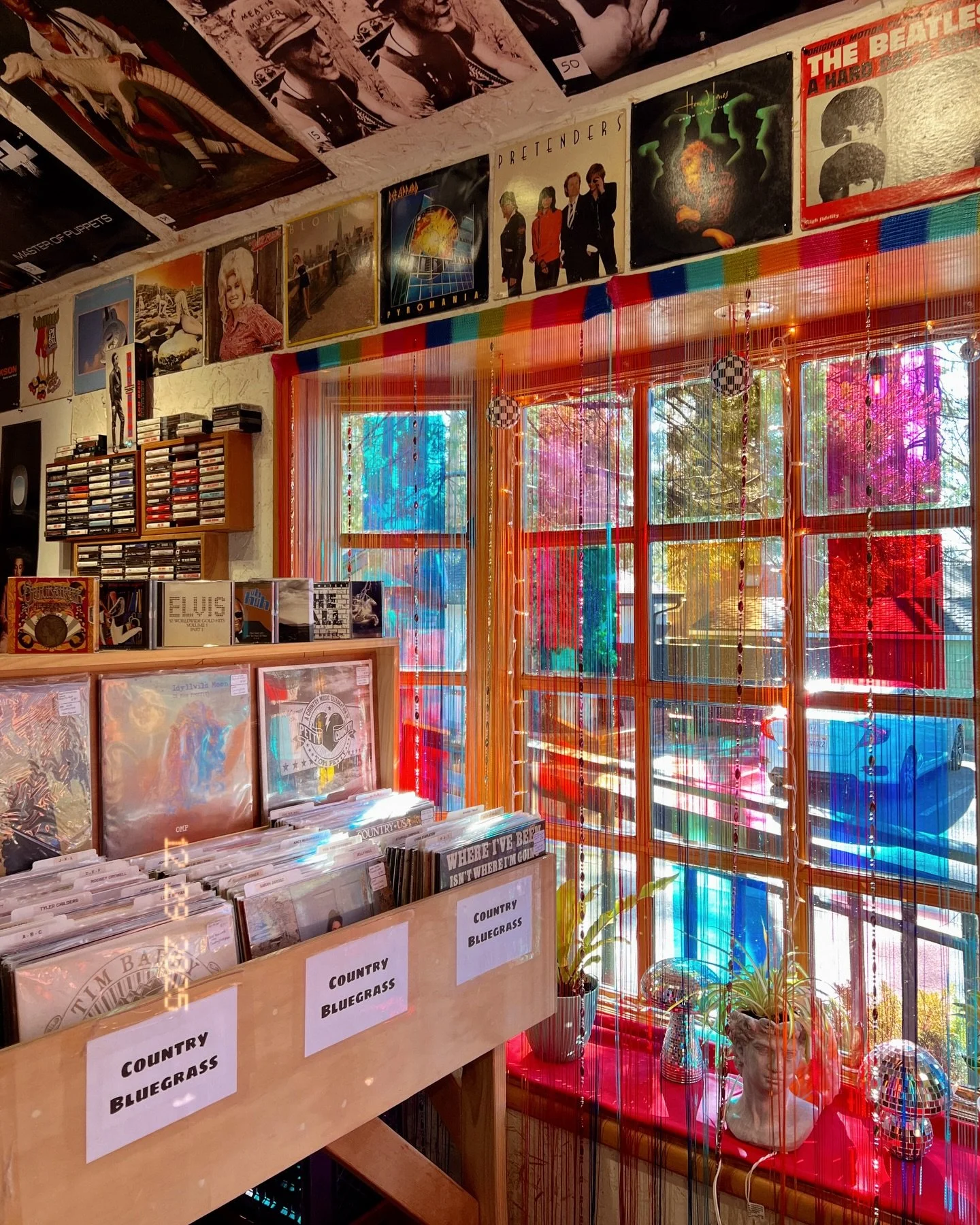 ending out the year cozy mountain style in a place so cute it felt like a Hallmark movie set 🧸🌤️🌲☕️