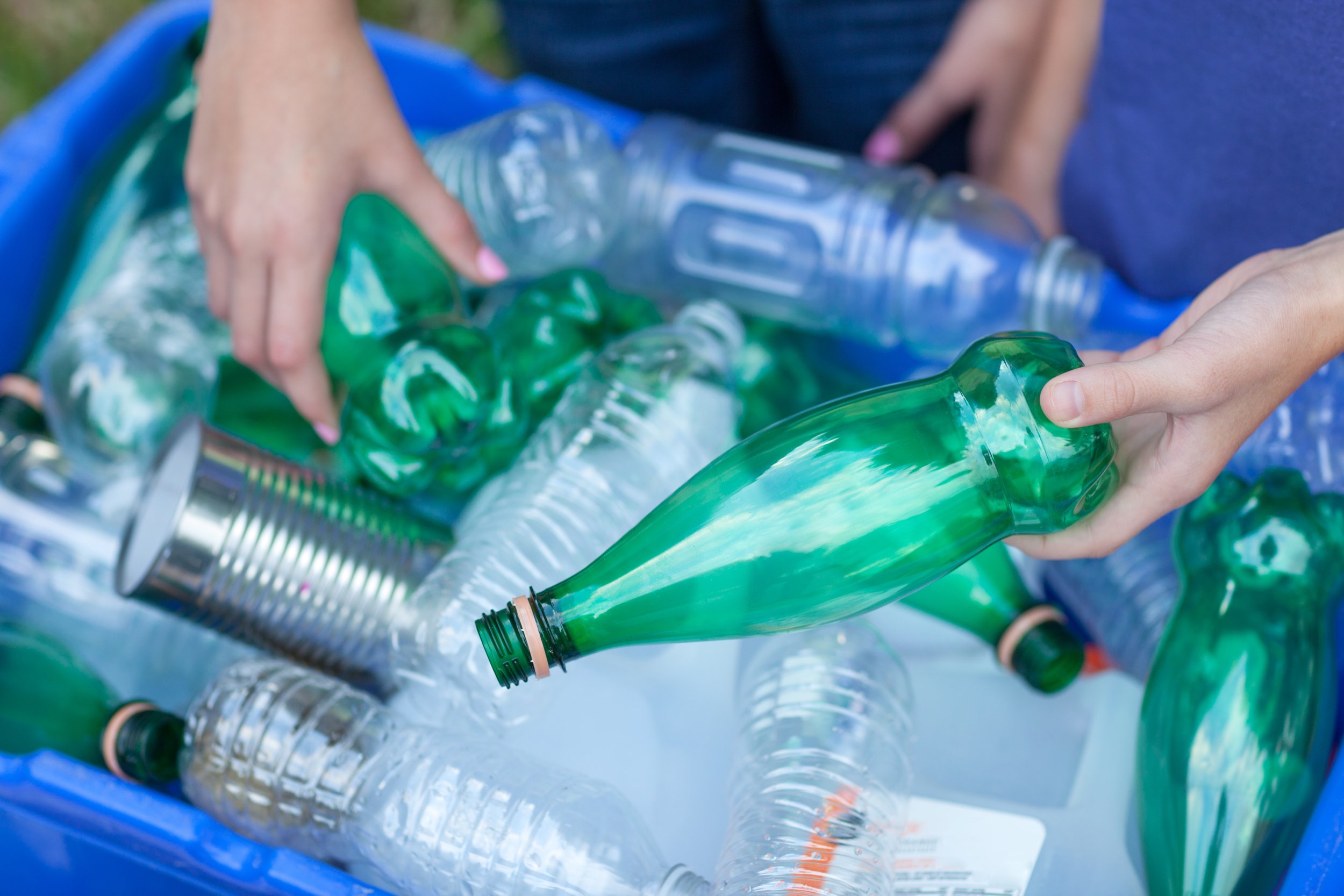Где сдать пластиковые бутылки в москве. Пластиковая бутылка. Пустая пластиковая бутылка. Утилизация пластиковых бутылок. Переработка пластиковых бутылок.