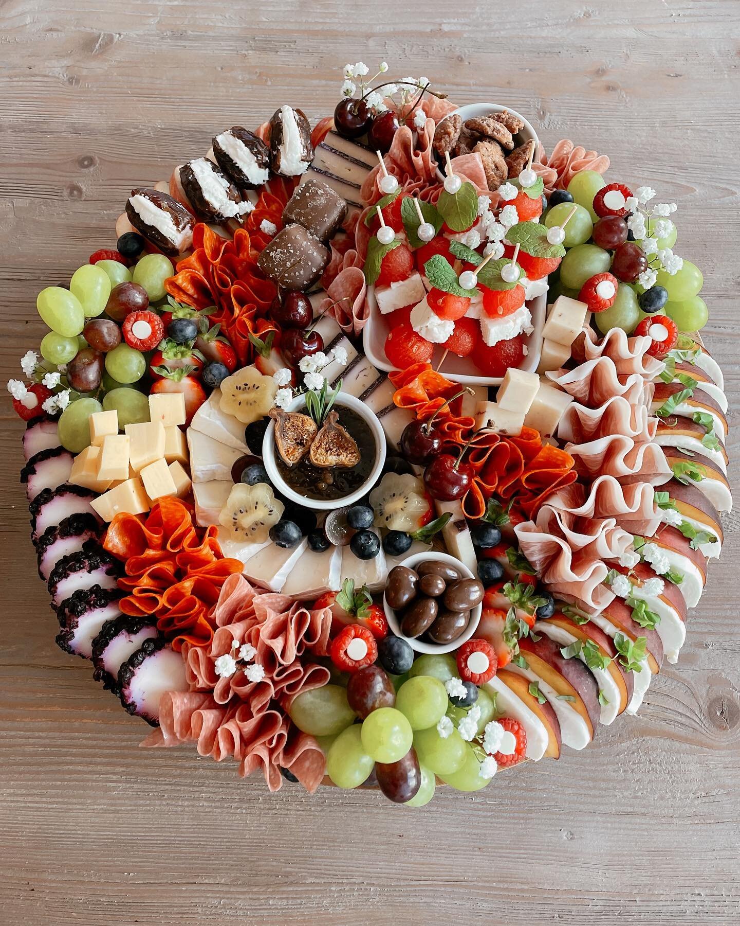 Our Artisan&rsquo;s Choice //
Large sized board
Feeding up to 14 people ✨ 

Swipe for details of other menu items we catered for Chandler&rsquo;s bridal shower 💍🥐 #bridalshower #30a #visitpcb #gatheringboards30a