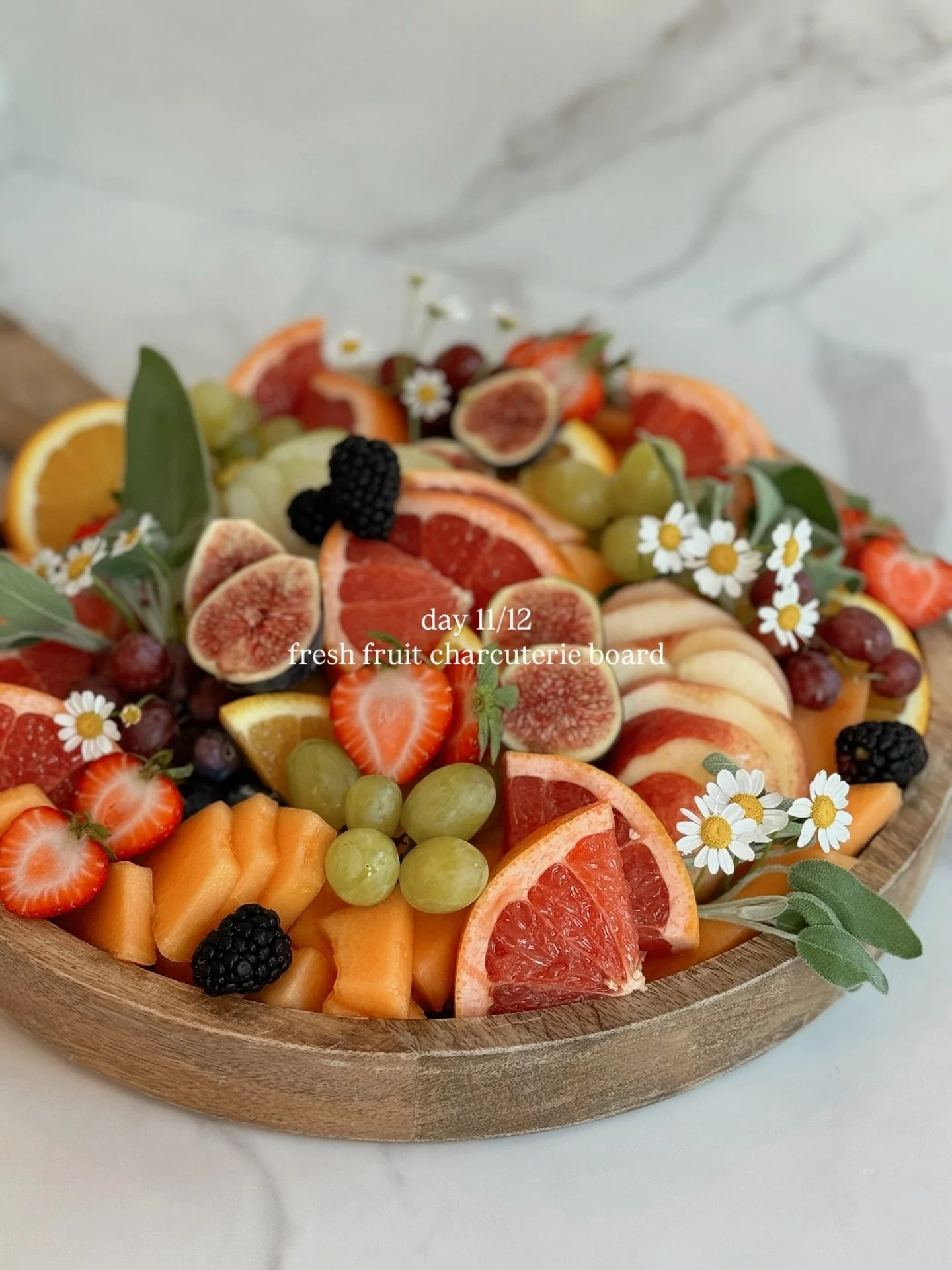 Day 11 of 12 // fresh fruit charcuterie 

boards that are packed with seasonal favorites and happy colors to brighten any table! 

#30a #30acharcuterie #gatheringboards30a #fruitcharcuterie #charcuter&iacute;as