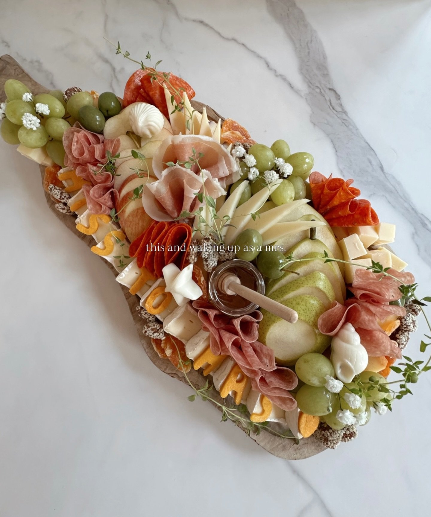 this and romanticizing life with every ounce ✨🧀🫒🕊️

#30a #30acharcuterie #gatheringboards30a #30afoodandwine