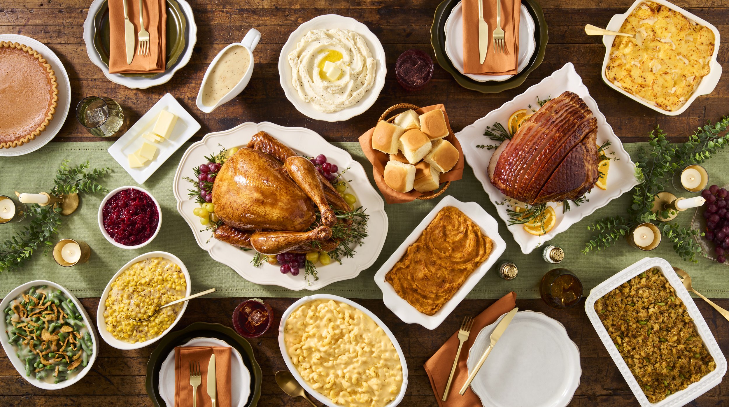 Cub_2026_Holiday_HolidayTableScape_Overhead_Lifestyle_0077.jpg