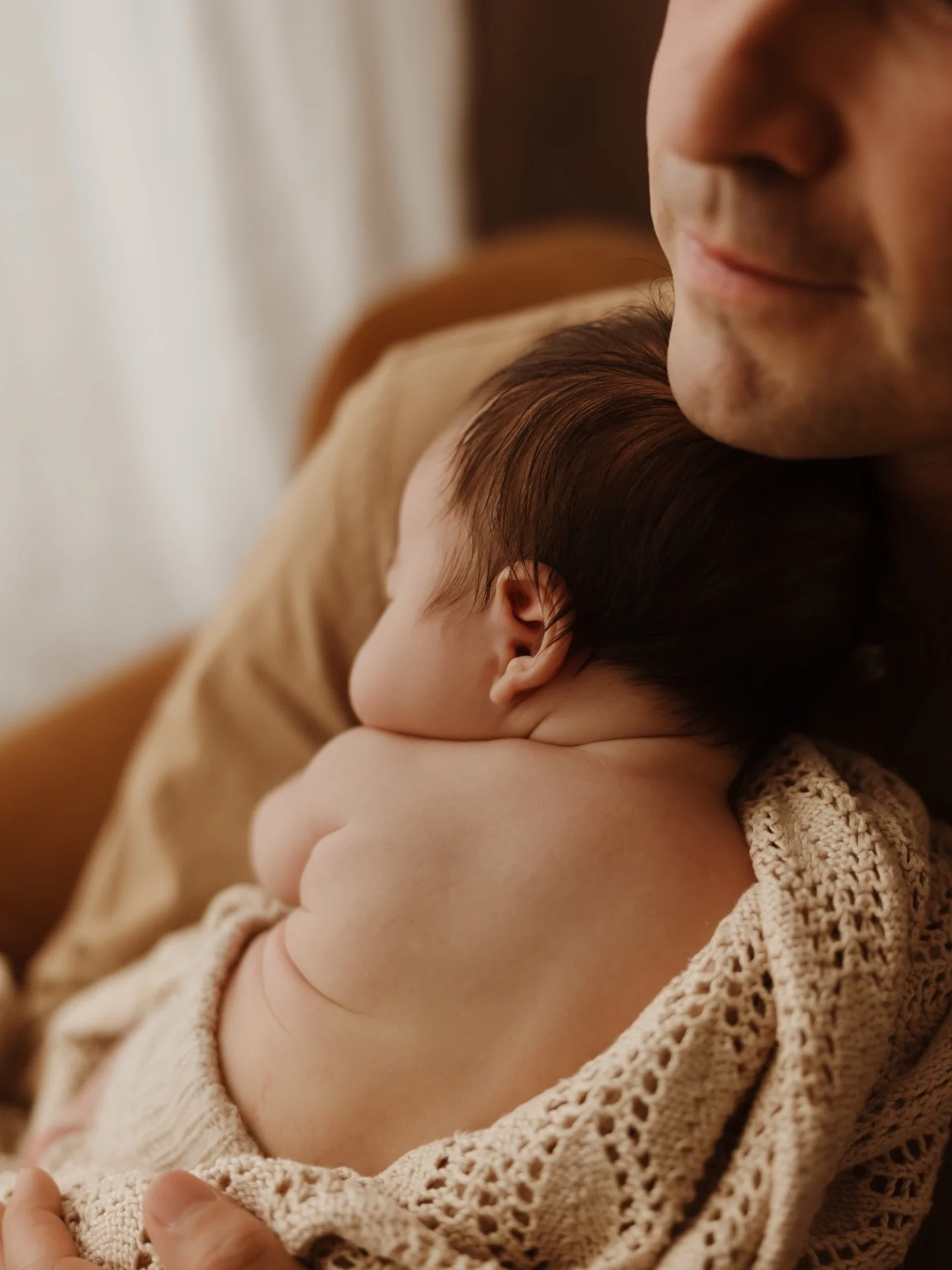 There&rsquo;s something so special about winter in the studio&hellip; soft light, slower mornings, and those cosy, curled up newborn moments 🤍

It&rsquo;s also one of my busiest studio season.
Because babies arrive year round (and love to make their