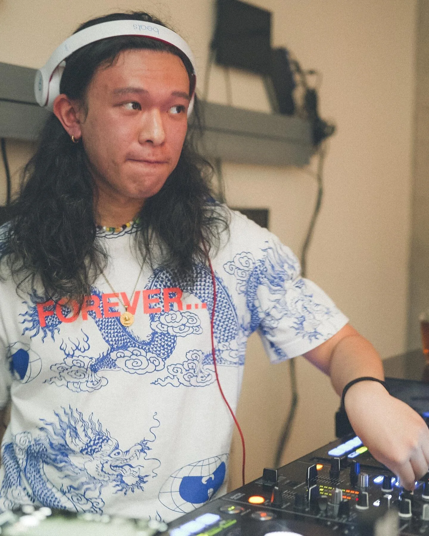 ROSES &amp; CASTLES 2🌹🏰
An event by the Tokyo All stars. 
Inspiration Cult Bar &amp; Gallery, Shibuya. 
Tokyo, Japan.
August, 21st, 2021.

PHOTOGRAPHER: Satoshi. 
🌹🌹🌹🌹🌹🌹🌹🌹🌹🌹🌹🌹🌹🌹🌹

#rosesandcastles #newevent #creatives #music #art #ph