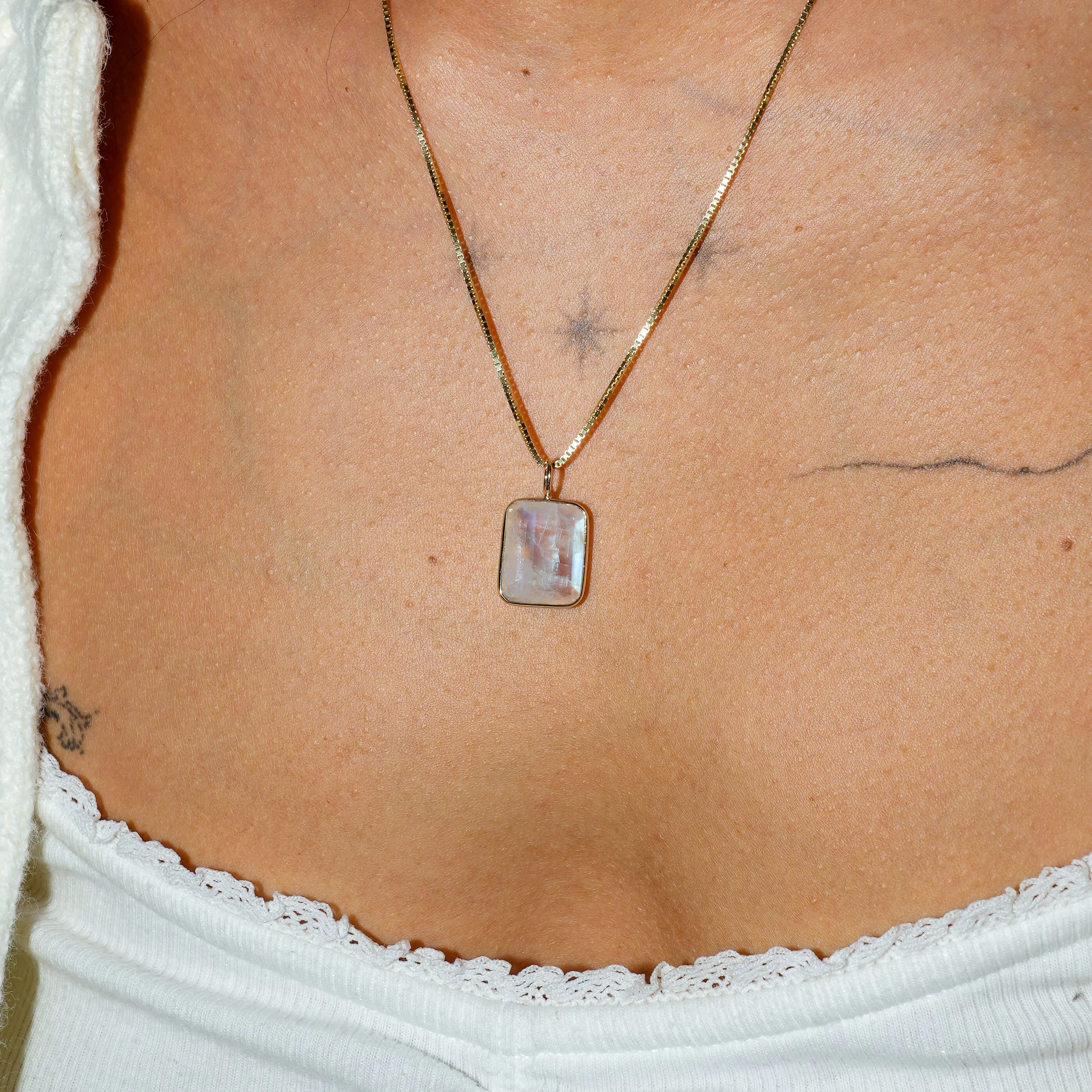 2055_Moonstone_14ky_neck_09-14-2025 1.jpg