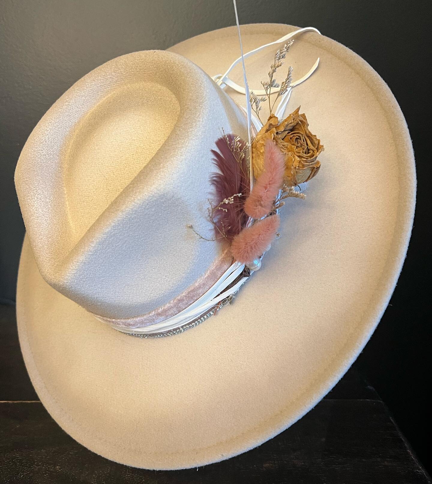 A simple beautiful feminine custom for Jessica. 🤍