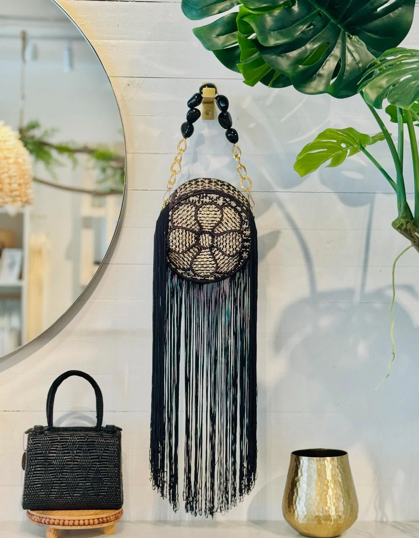 Say hello to your new it bag 💥
Handcrafted in Colombia, finished with fringe for that extra yes please.

Only ONE in the shop.
Snag it before someone else does 🔥

🇨🇴 Artisan-made
🌿 Fair trade
🖤 Full of vibe

#SoulHouseStyle #ItBagMoment #Handcr