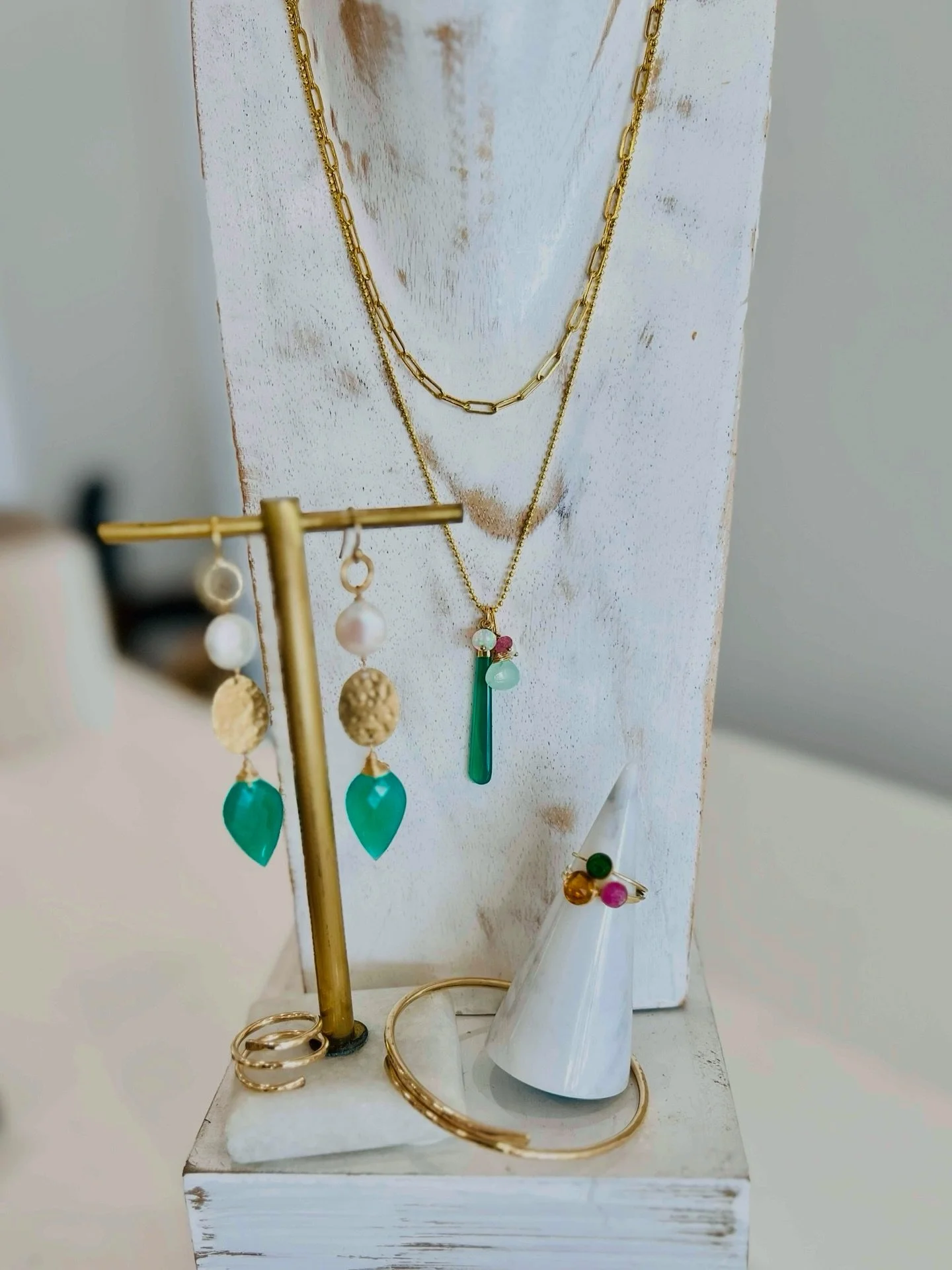 Come celebrate spring 🤍 Our April refresh is underway&mdash;making space for new arrivals to update your closet + your home. 
New markdowns on our sales rack 25-75% off.

Join us this Saturday, April 4 for Southard Stroll Amanda Brooks of @amandabro