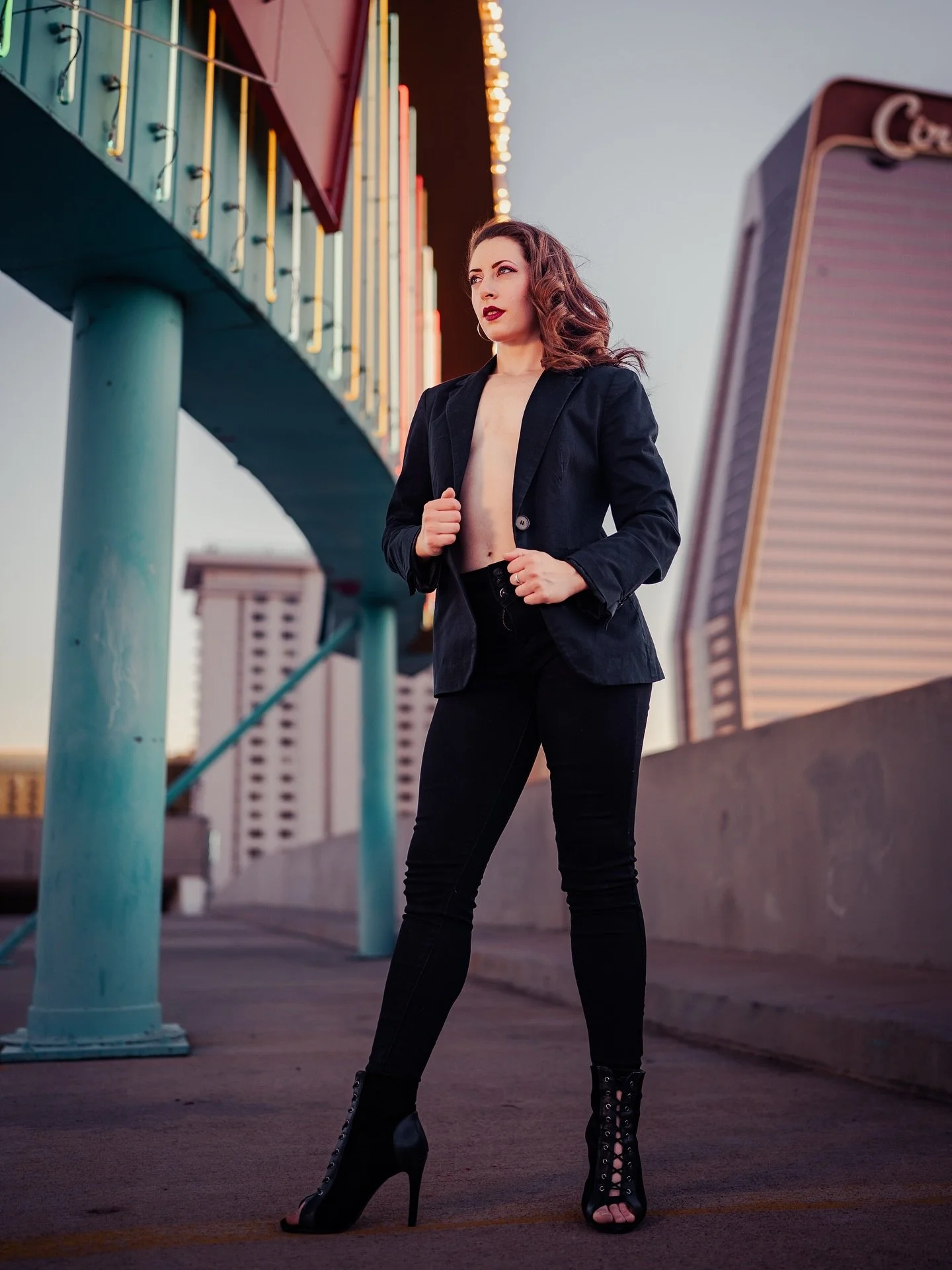 The shot vs the bts video 

With the always great @emilyfarnsworth_ ! 

Golden hour street photography in Las Vegas is always a win! 

#lasvegasphotographer #fremontstreet #streetportrait #btsvideos #posingtips #lasvegas
