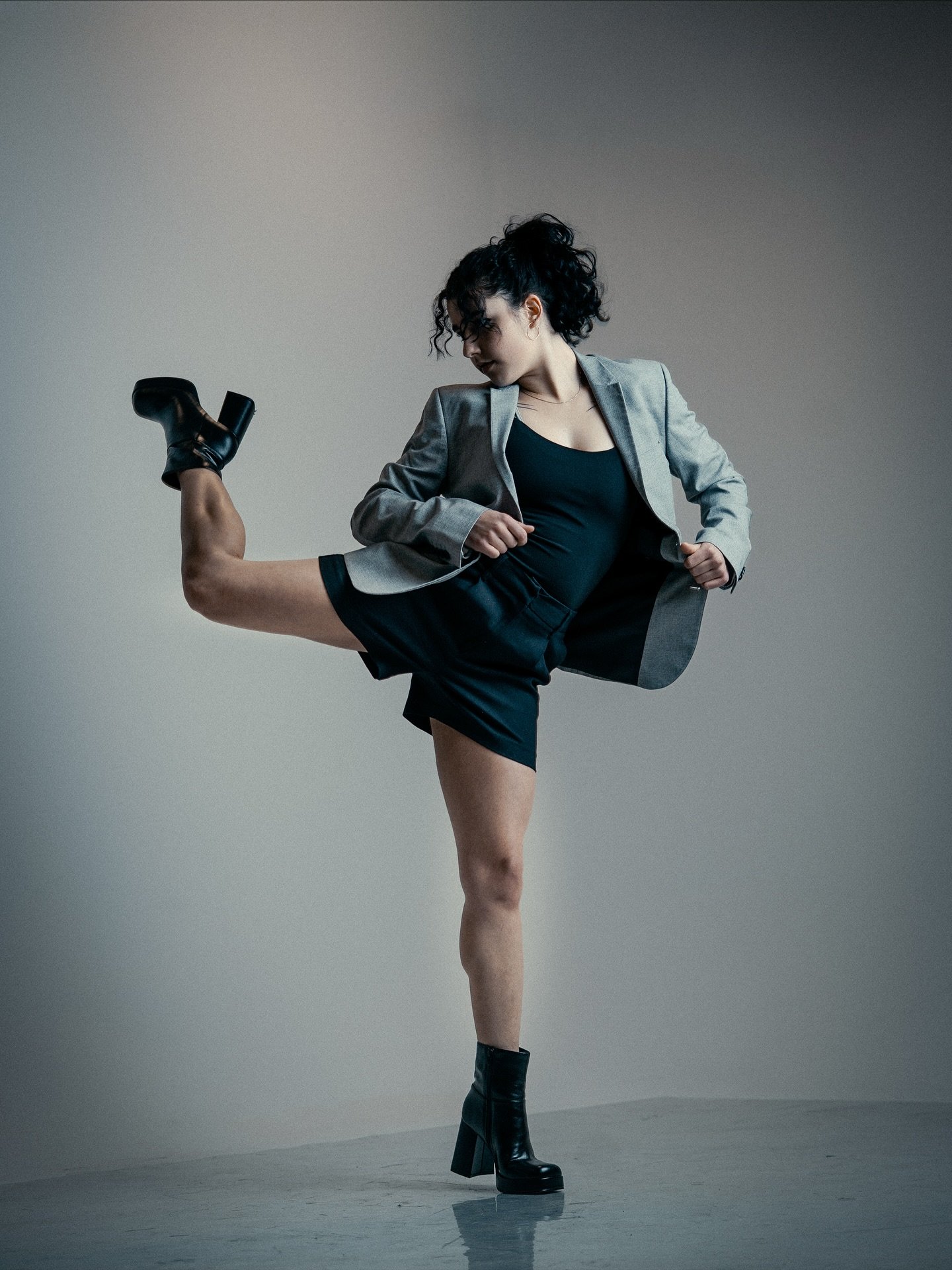 100% Boss. 

📷 Studio Portrait Photo Shoot
📍Las Vegas, NV

Model: @circus_emy 
Photographer: @its.ivanvargas 
Studio: @revisionphotostudio 

#studiophotoshoot #portraitsphotography #lasvegasphotographer #lasvegas #posingtips