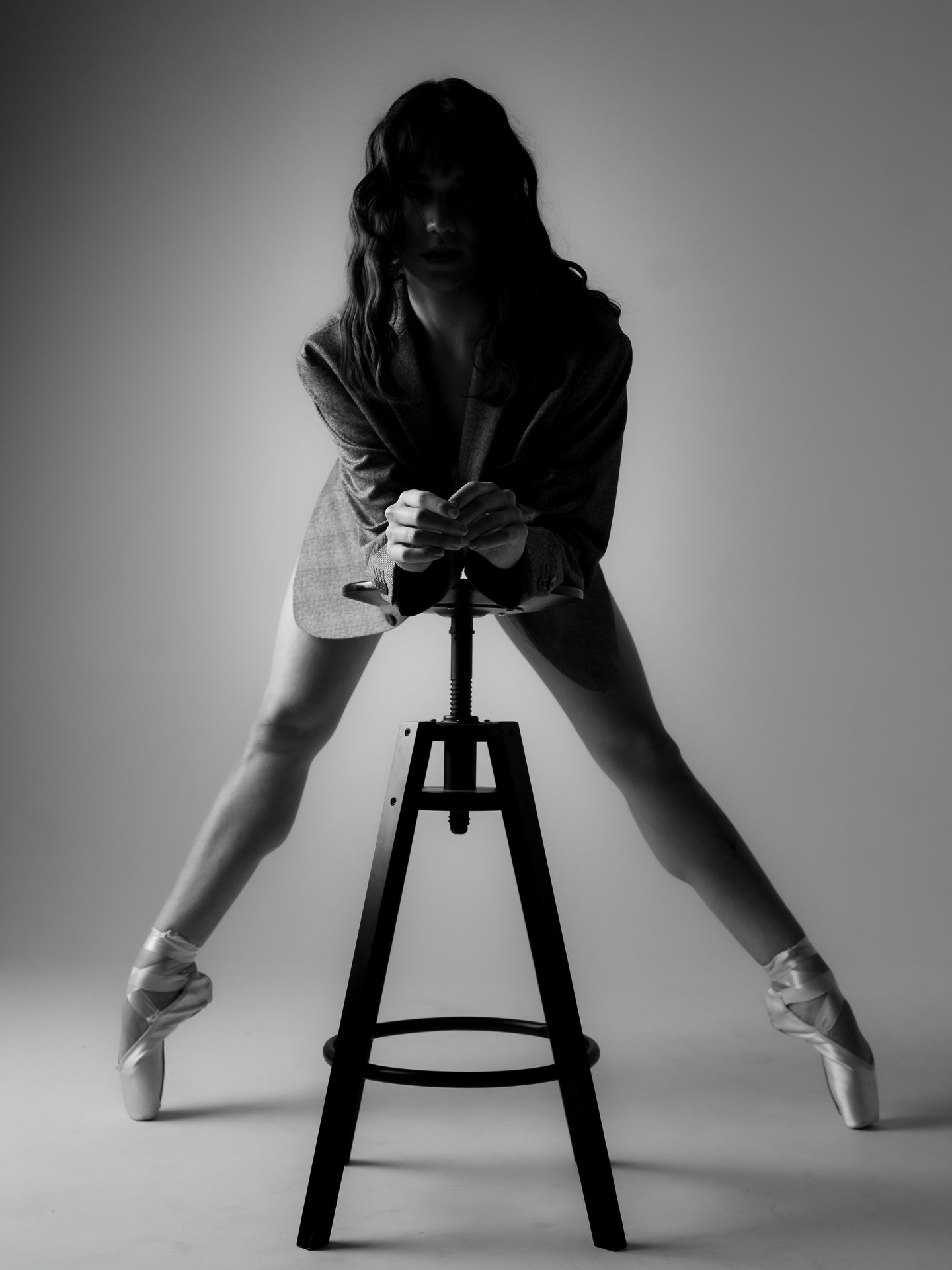 Strength can be quiet. Soft lines. Sharp intention.
This is what power looks like when it doesn&rsquo;t ask to be loud.

Boudoir isn&rsquo;t about being seen, it&rsquo;s about seeing yourself differently.
Strength, balance, and softness in one frame.