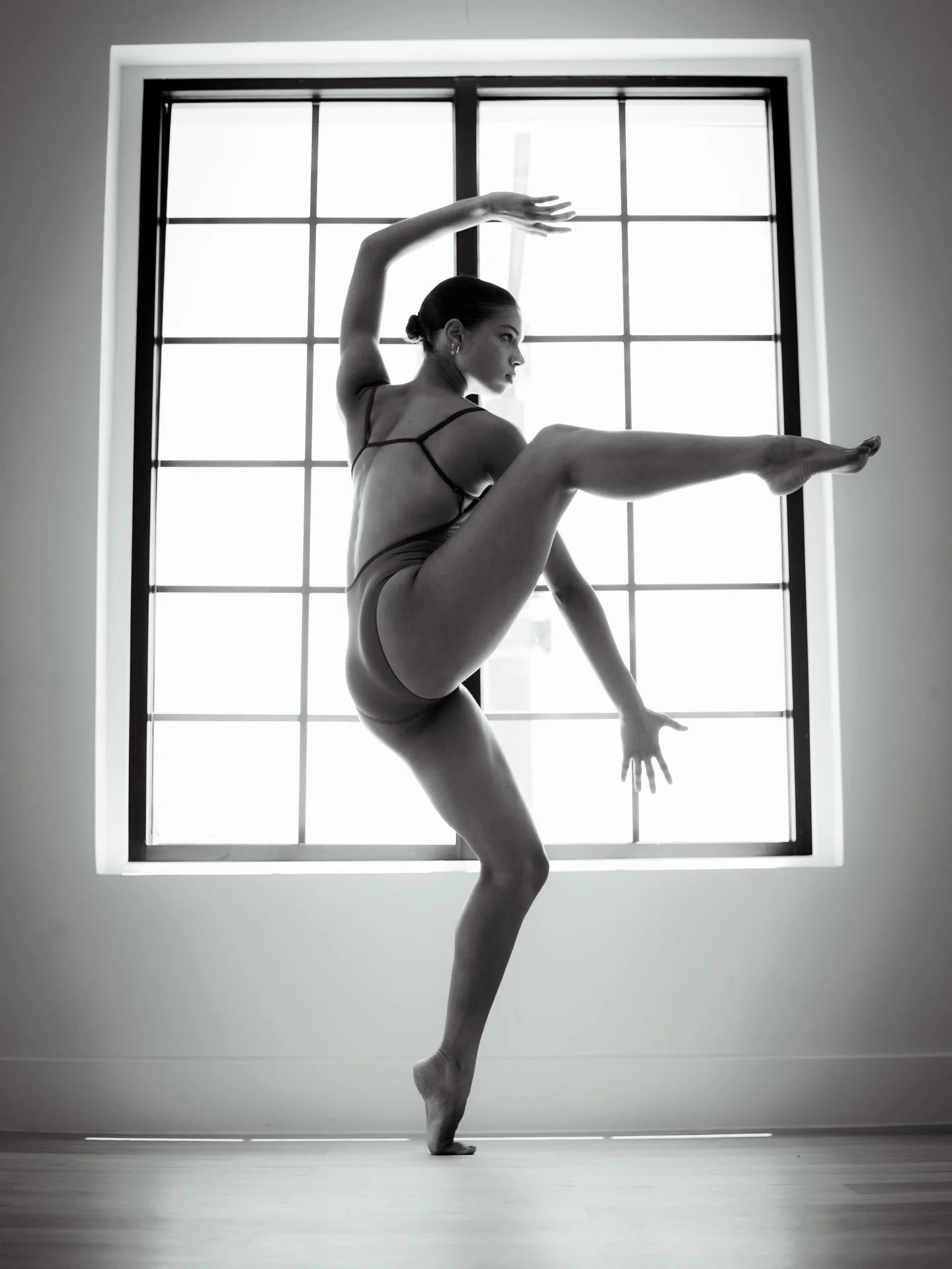 One of the my favorite photoshoots, open space, natural light and a talented dancer. 

Dancer/model: @nariah.danielle 
Photographer: @its.ivanvargas 
Studio: @thewhitespacelv 

#peerspace #dancephotography #lasvegas #bnw #naturallightphotography
