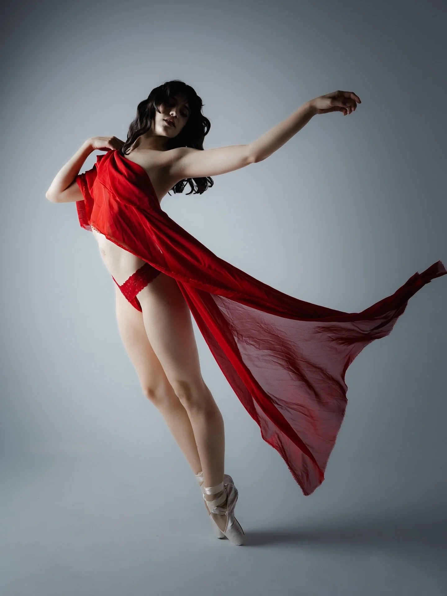 She is resilient 

Model: @ryndanielle 

Studio: @revisionphotostudio 

#pointeshoes #boudoirphotography #fineart #PointeChronicles #ballerina