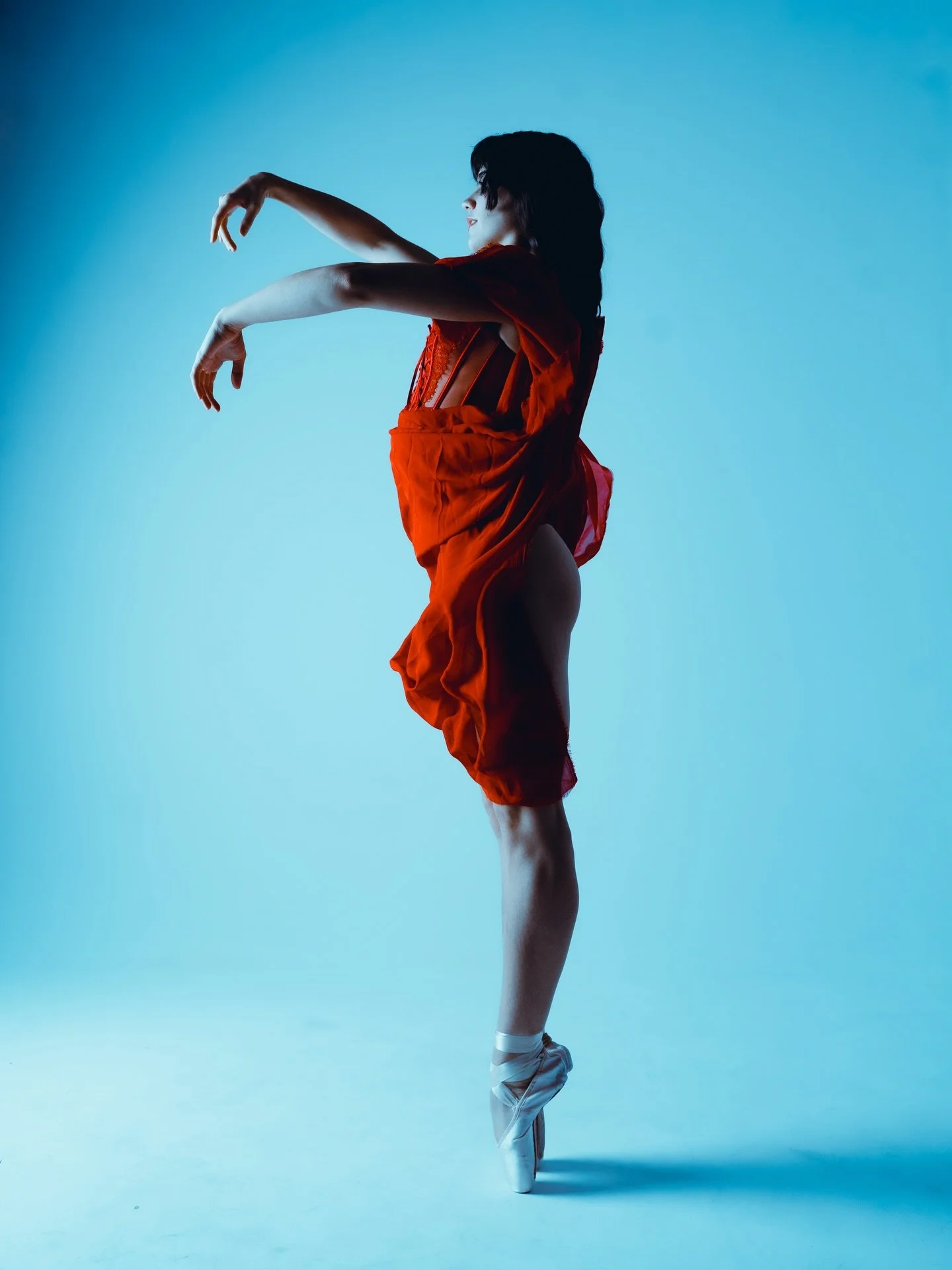 Mixing ballet and boudoir 🩰 💃🏽

Model: @ryndanielle 
Photo by: @its.ivanvargas 
Studio: @revisionphotostudio 
📍Las Vegas, NV

#pointeshoes #boudoirphotography #ballet #lasvegasphotographer #creativephotography