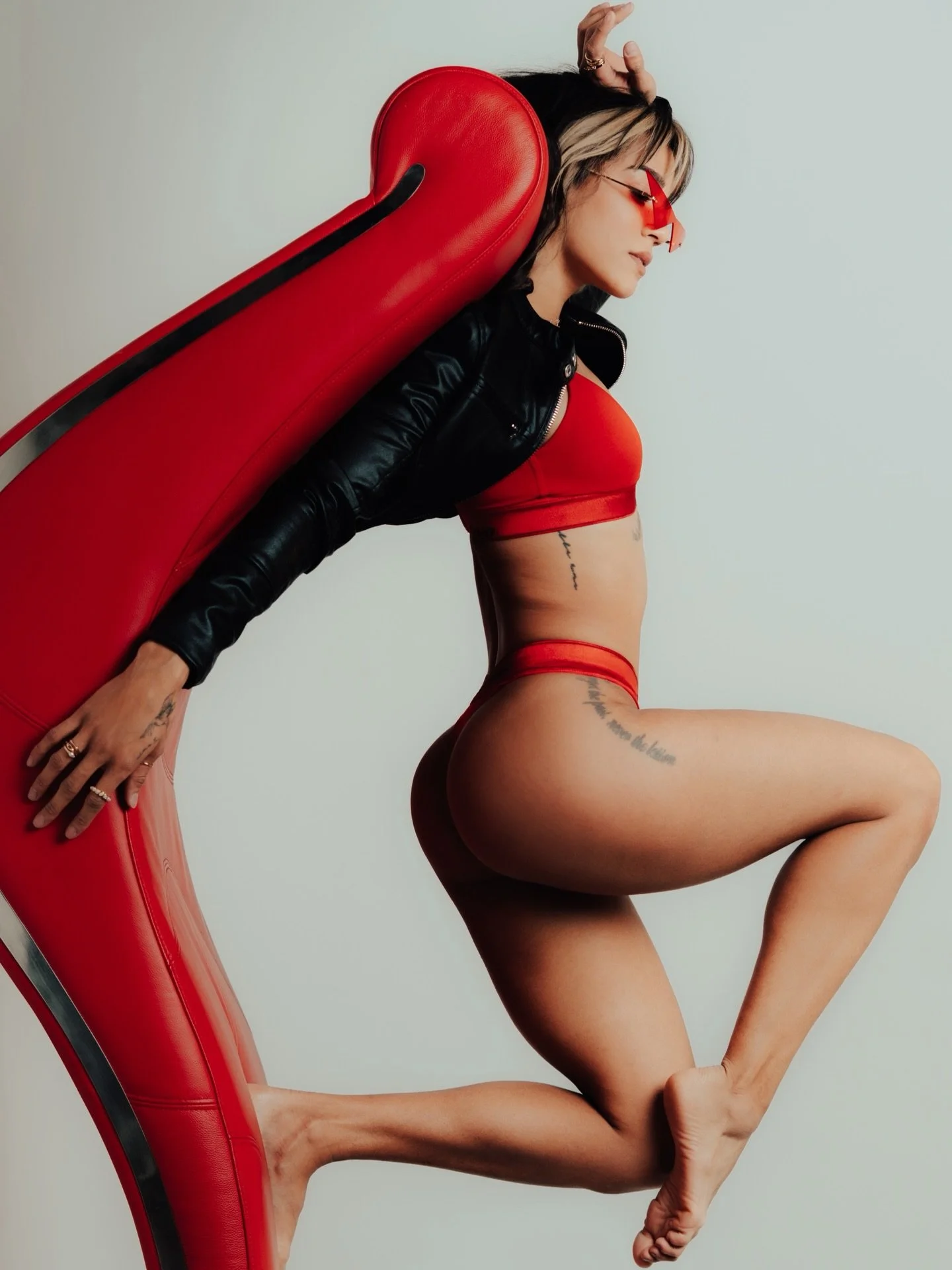 &ldquo;Nothing can dim the light that shines from within.&rdquo; 

-Maya Angelou

Model: @flipstervic 
Studio: @revisionphotostudio 
Location: Las Vegas, NV

#creativephotography #boudoirphotography #lasvegas #portraitphotography #fineart