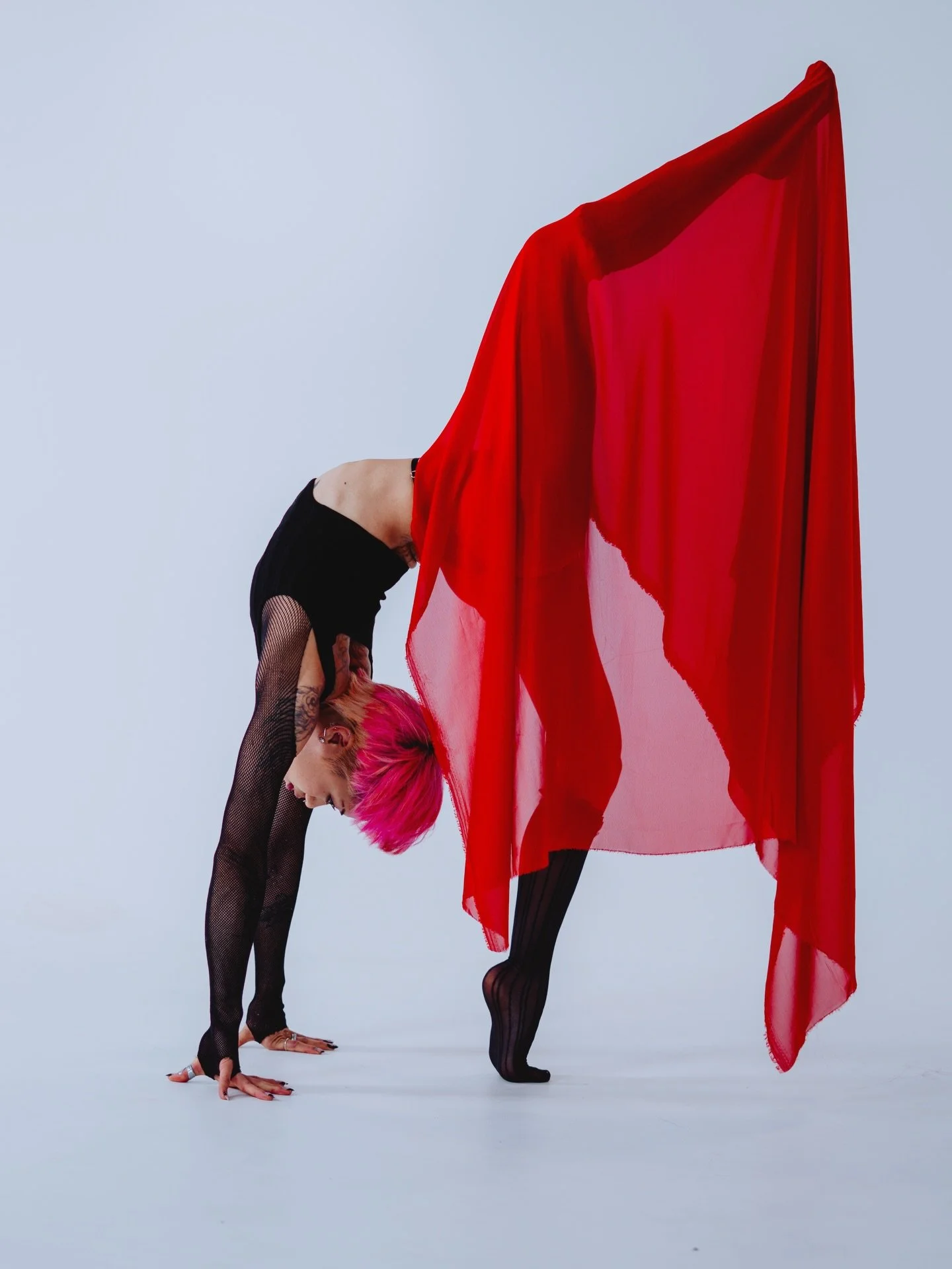 Photoshoot with the incredible @heyitsk._ 

At @revisionphotostudio in Las Vegas, NV

#fashionphotography #creativephotography #lasvegasphotographer #acrobat #contortion