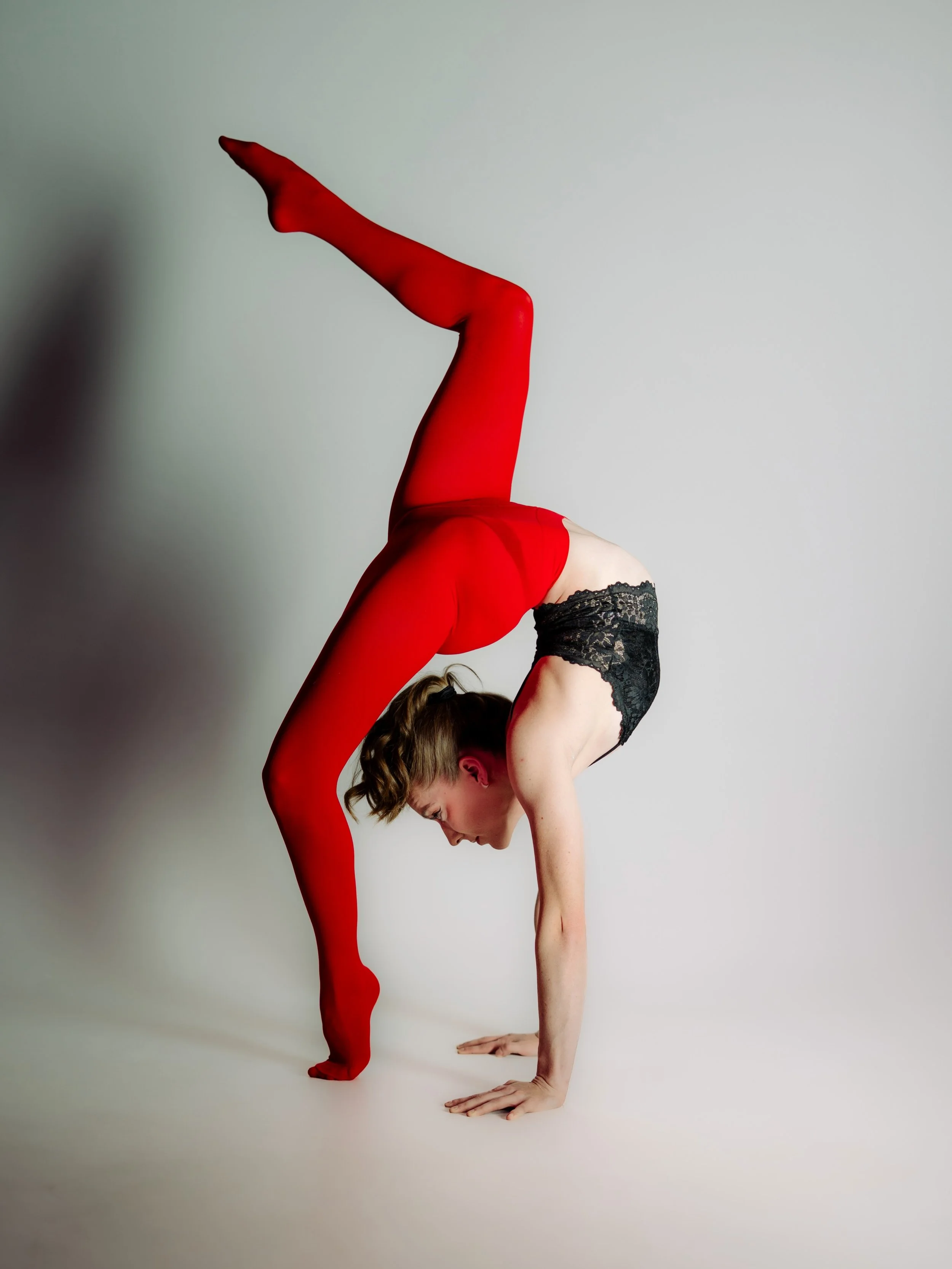 A quiet reminder that the human body is capable of extraordinary things

Photoshoot with @madi__riddle 

#contortion #flexibility #lasvegas #portraitphotography