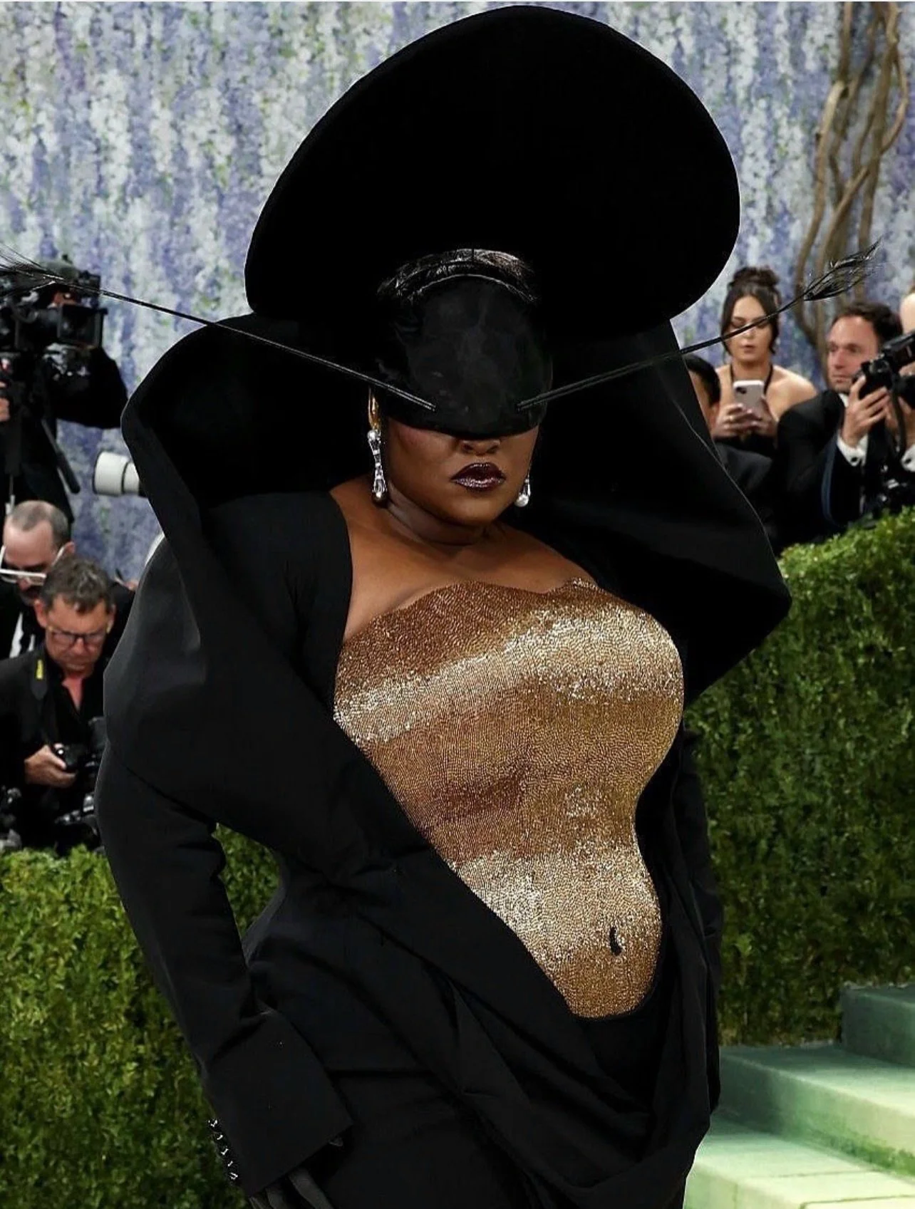 Yseult in Harris Reed Demi-Couture
> 400 hours of glass bead work.

#yseult x #harrisreed x #metgala