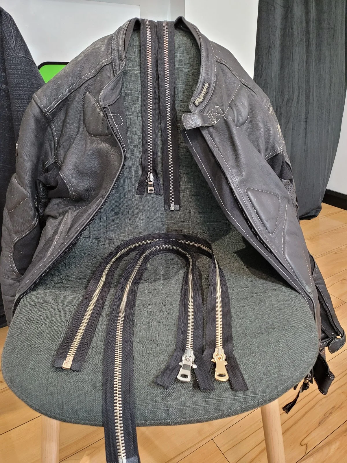 08-jacket-zips.jpg