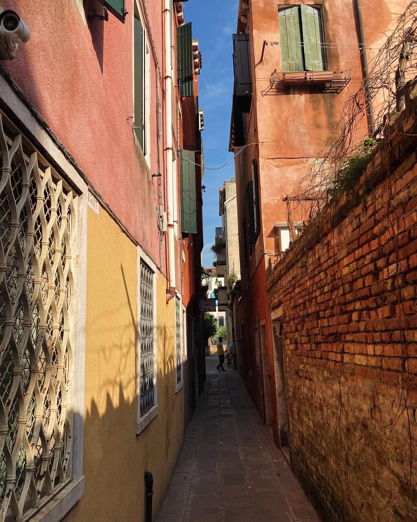 Aurinkoiset terveiset Venetsiasta ☀️

Ty&ouml;tila vaihtui viikoksi n&auml;ille kujille ja takatalvi aurinkoon. Emma ty&ouml;skentelee t&auml;&auml;ll&auml; inspiroivan #creativeeurope projektin parissa, jota @taideakatemia Turussa luotsaa. Professio
