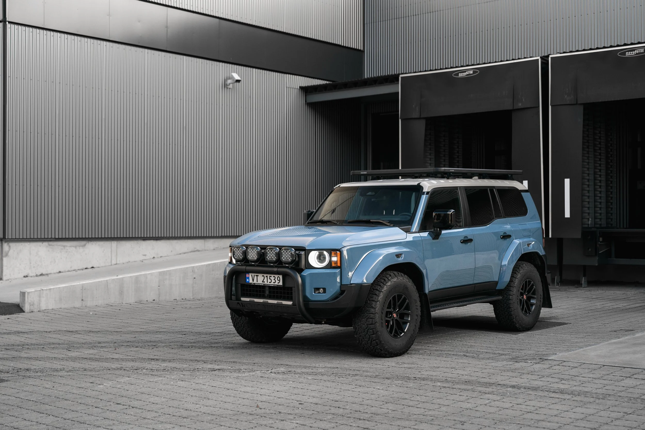 L.E AT37 LC250-35.jpg