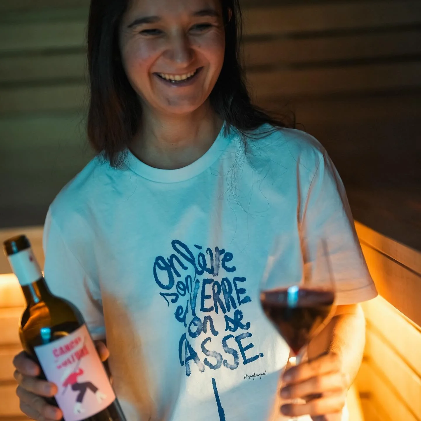 Soutien de circonstance @adelehaenel 🟣

Avec VIN.YLE, je s&eacute;lectionne mes vins en fonction de l&rsquo;engagement &eacute;cologique mais aussi social, politique, &eacute;conomique, humain au global 💪🏽🍷

Photo cool de @yazoupic 
Tshirt cool d