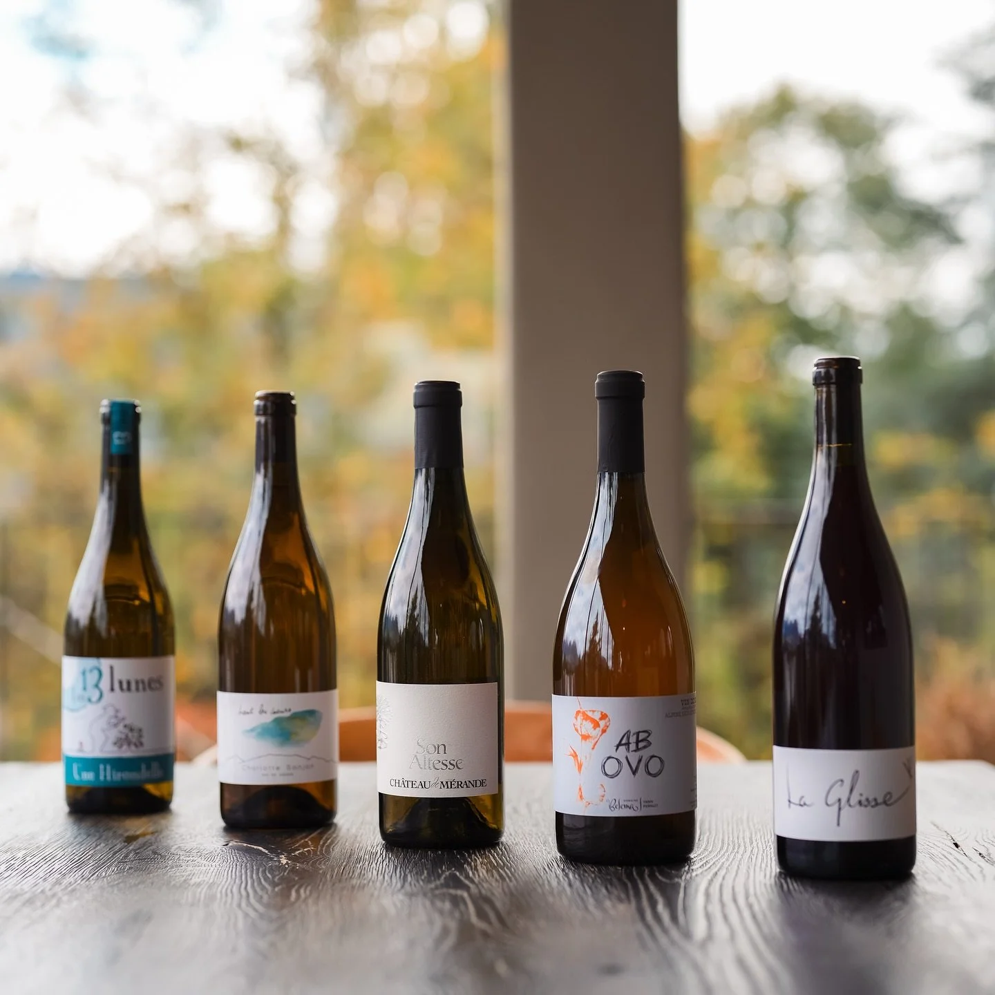 Dans mes ateliers d&eacute;gustation et dans mon catalogue de vente je fais la part belle aux vins du coin. Par conviction &eacute;thique, &eacute;cologique, certes, mais aussi parce que c&rsquo;est de la bombe ! 💣 

Ces vins sont dispos pour vos fi