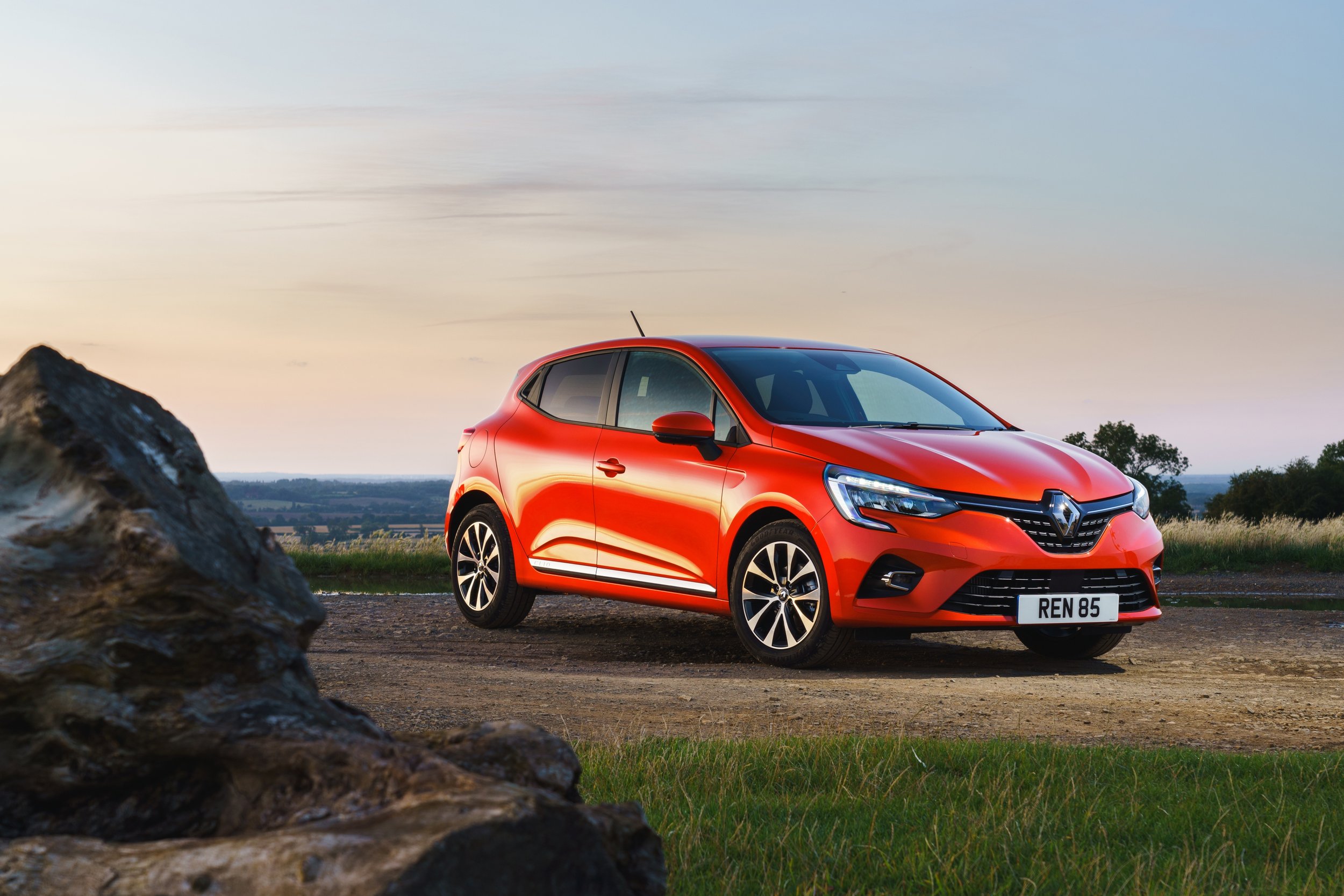 Review | Renault Clio E-Tech Hybrid - E-Tech is hi-tech va va voom