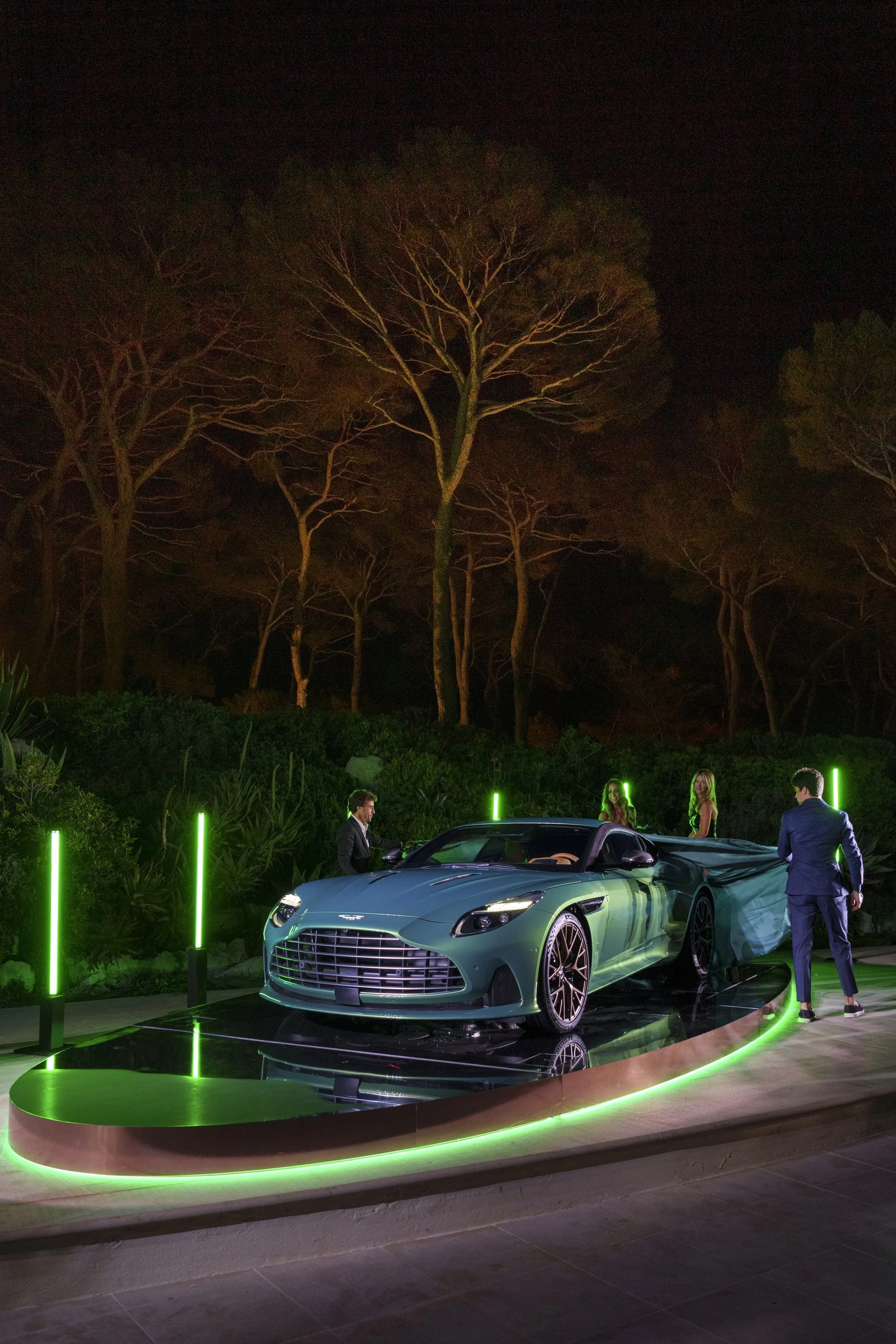 AstonMartinDB12Unveil(6).jpg