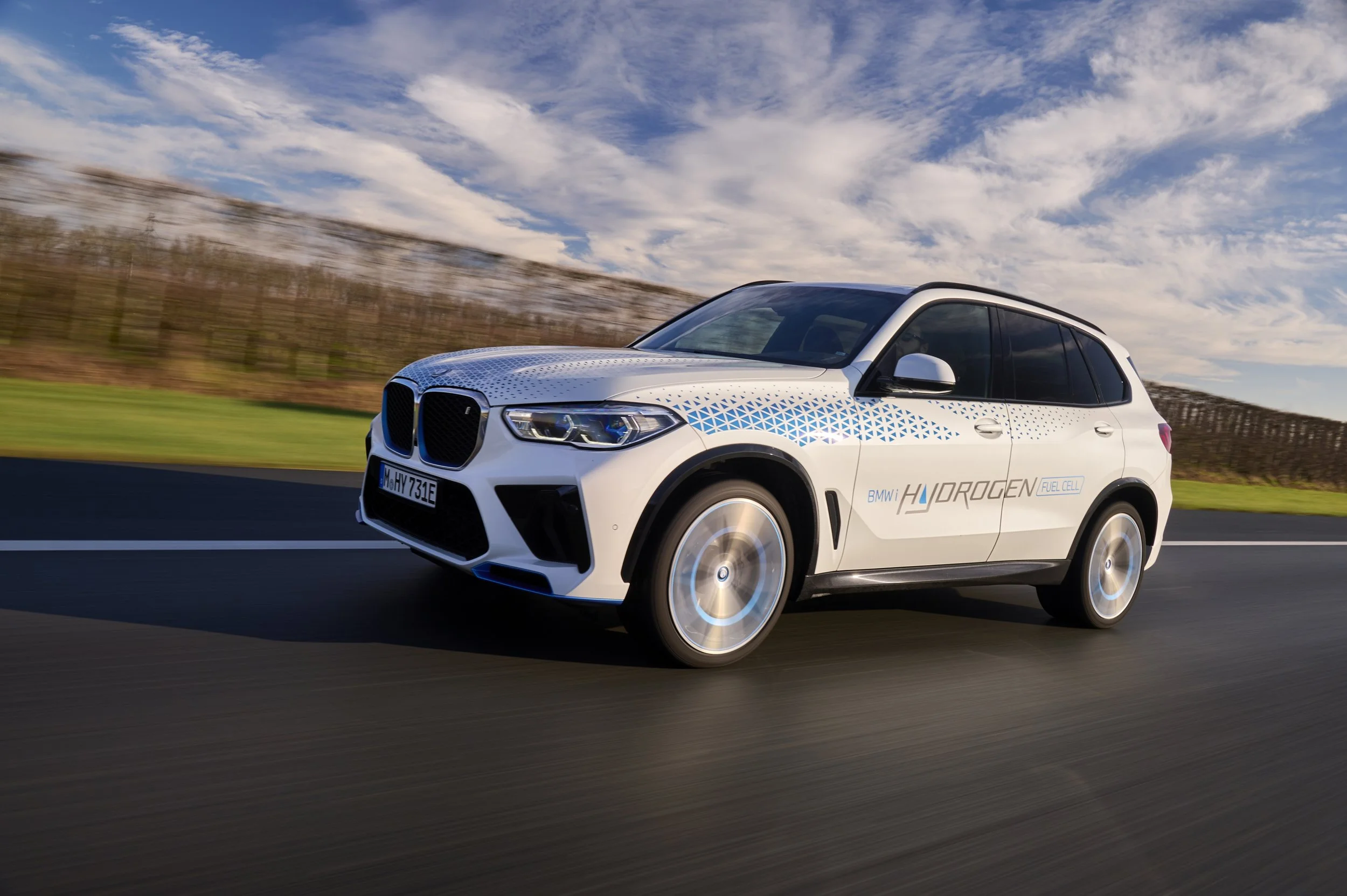 P90494359_highRes_bmw-ix5-hydrogen-on-.jpg