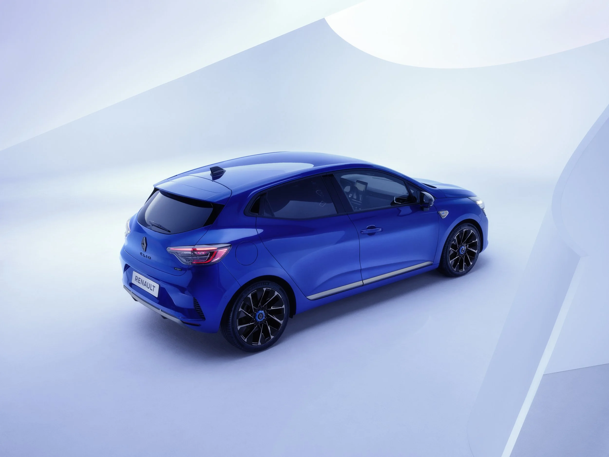 20886-NewClioETechfullhybridexteriorrearstudio.jpg