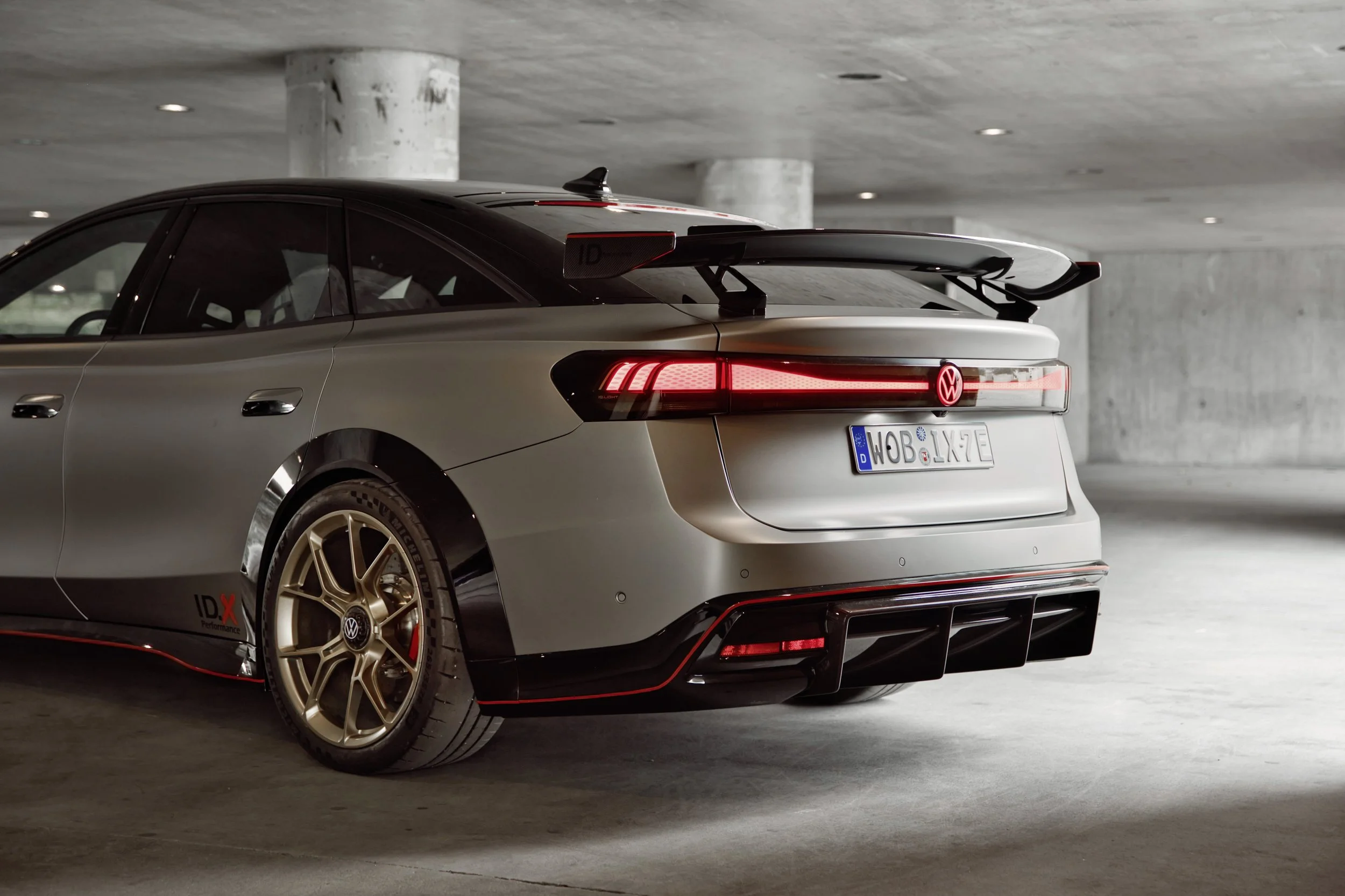 DB2023AU01105_large.jpg