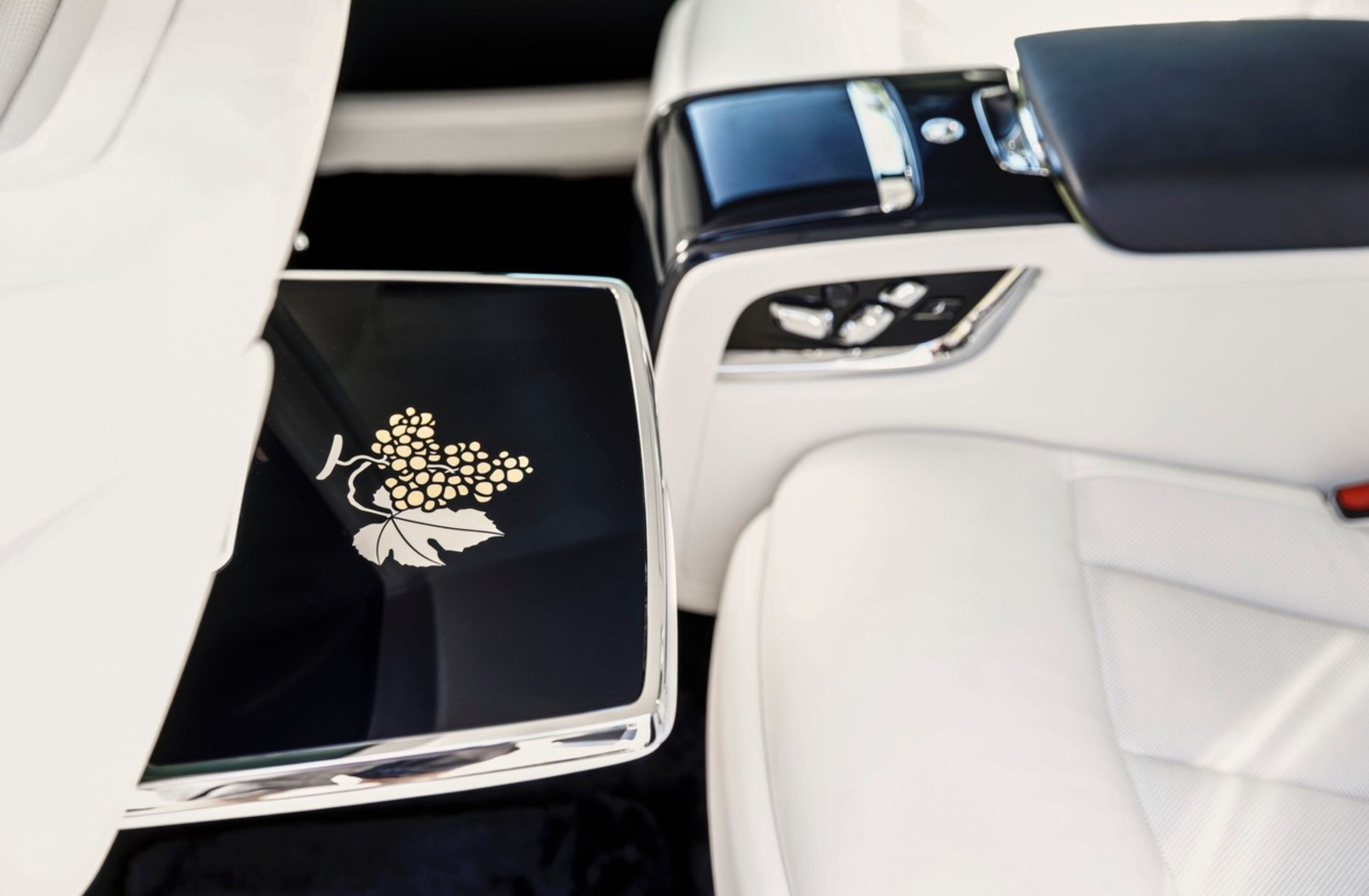 P90524603_highRes_rolls-royce-phantom-.jpg