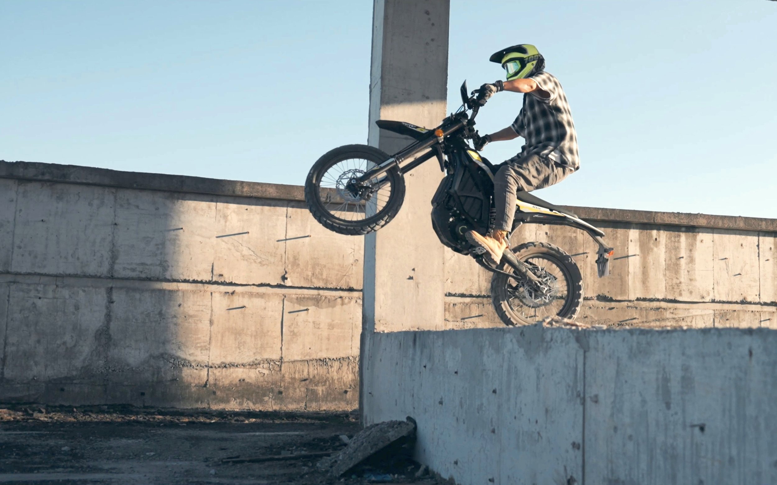 Surron Ultra Bee Black Carbon&nbsp;Electric Motorbike Arrives in UK