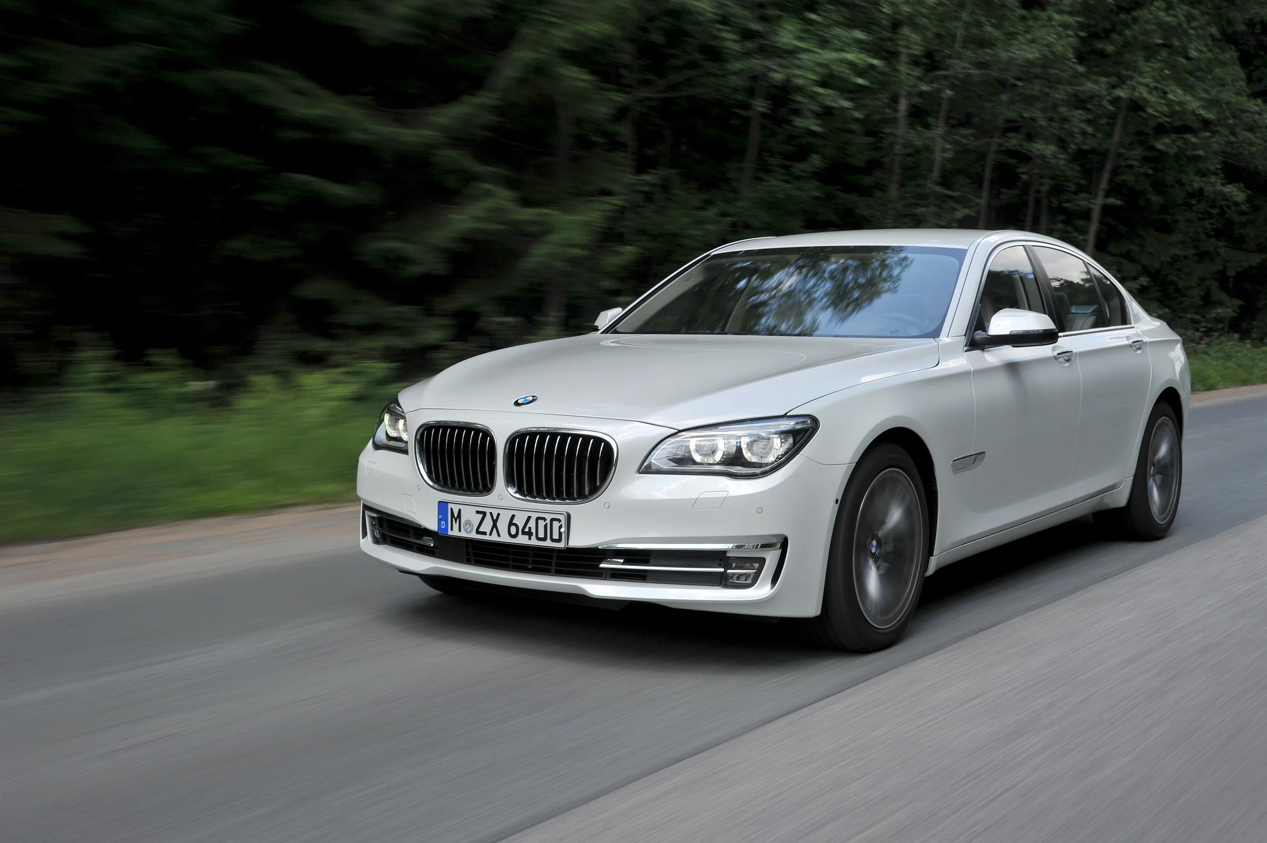 P90100118_highRes_the-new-bmw-7-series.jpg