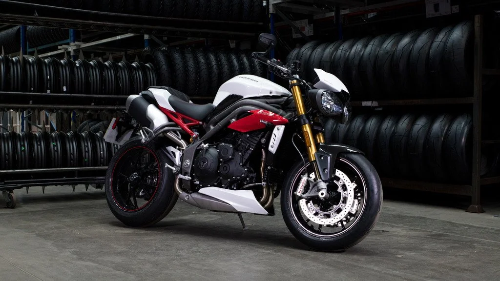 Triumph-Speed-Triple-1200-RS-Bloodline5.jpg