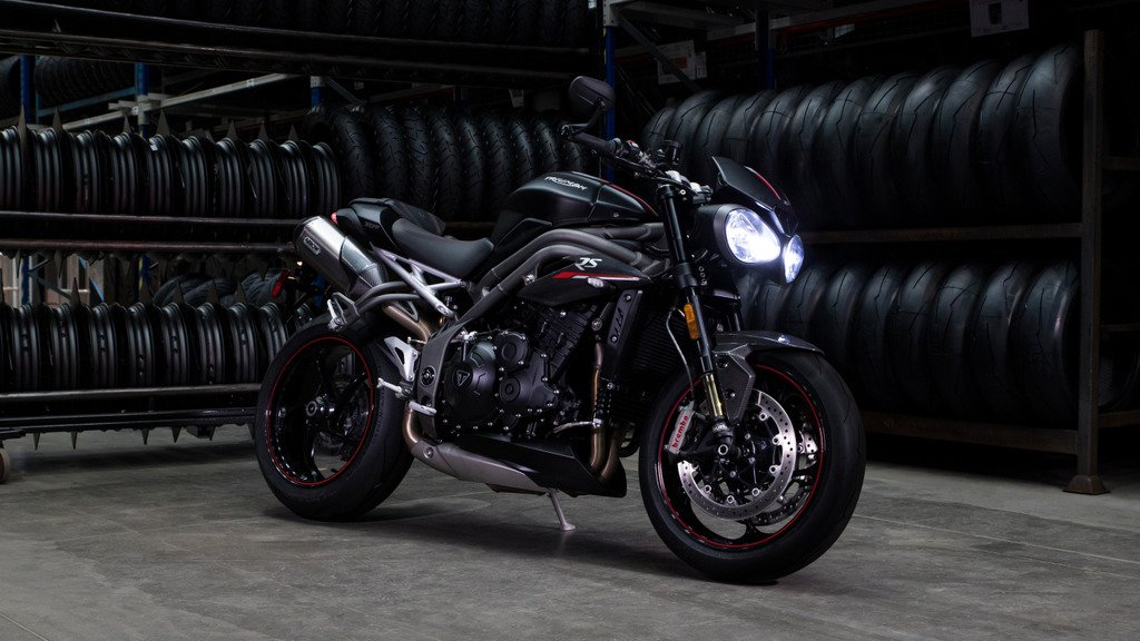 Triumph-Speed-Triple-1200-RS-Bloodline6.jpg