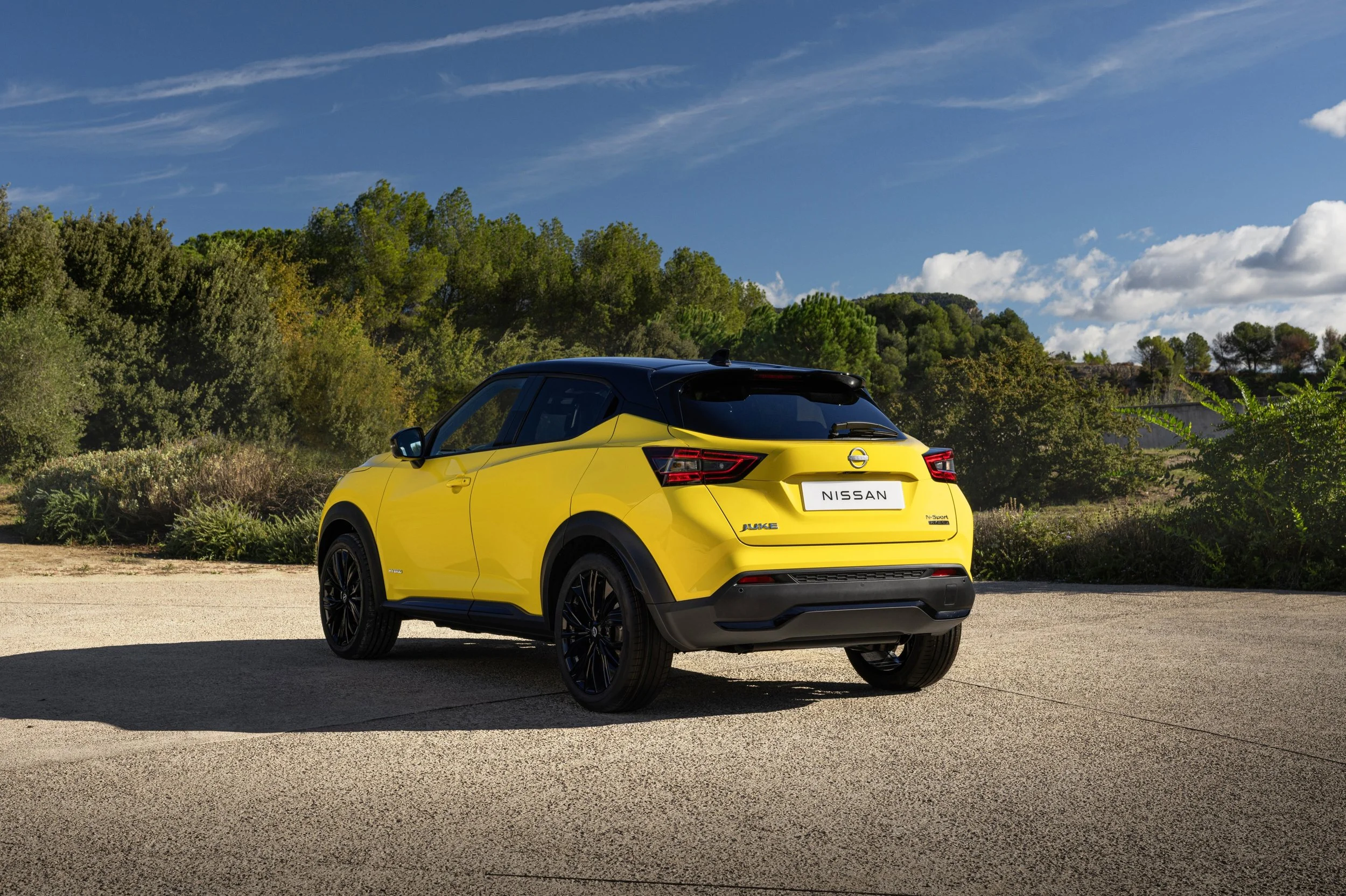 JUKEMC2024-Exterior_iconicyellowbodycolor-N-Sport-rearsideviewnaturallight.jpg