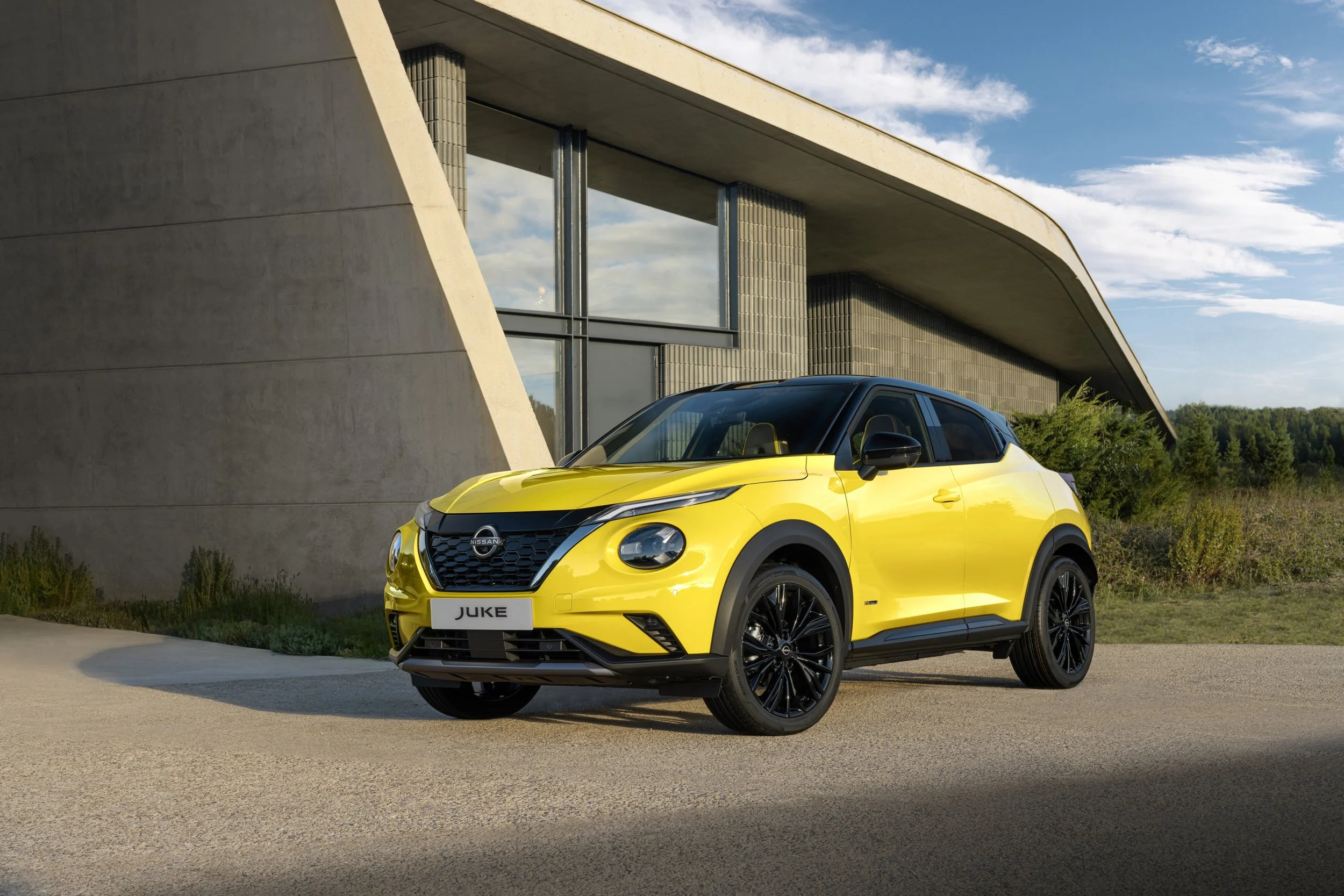 JUKEMC2024-Exterior_iconicyellowbodycolor-N-Sport-sideviewnaturallight.jpg