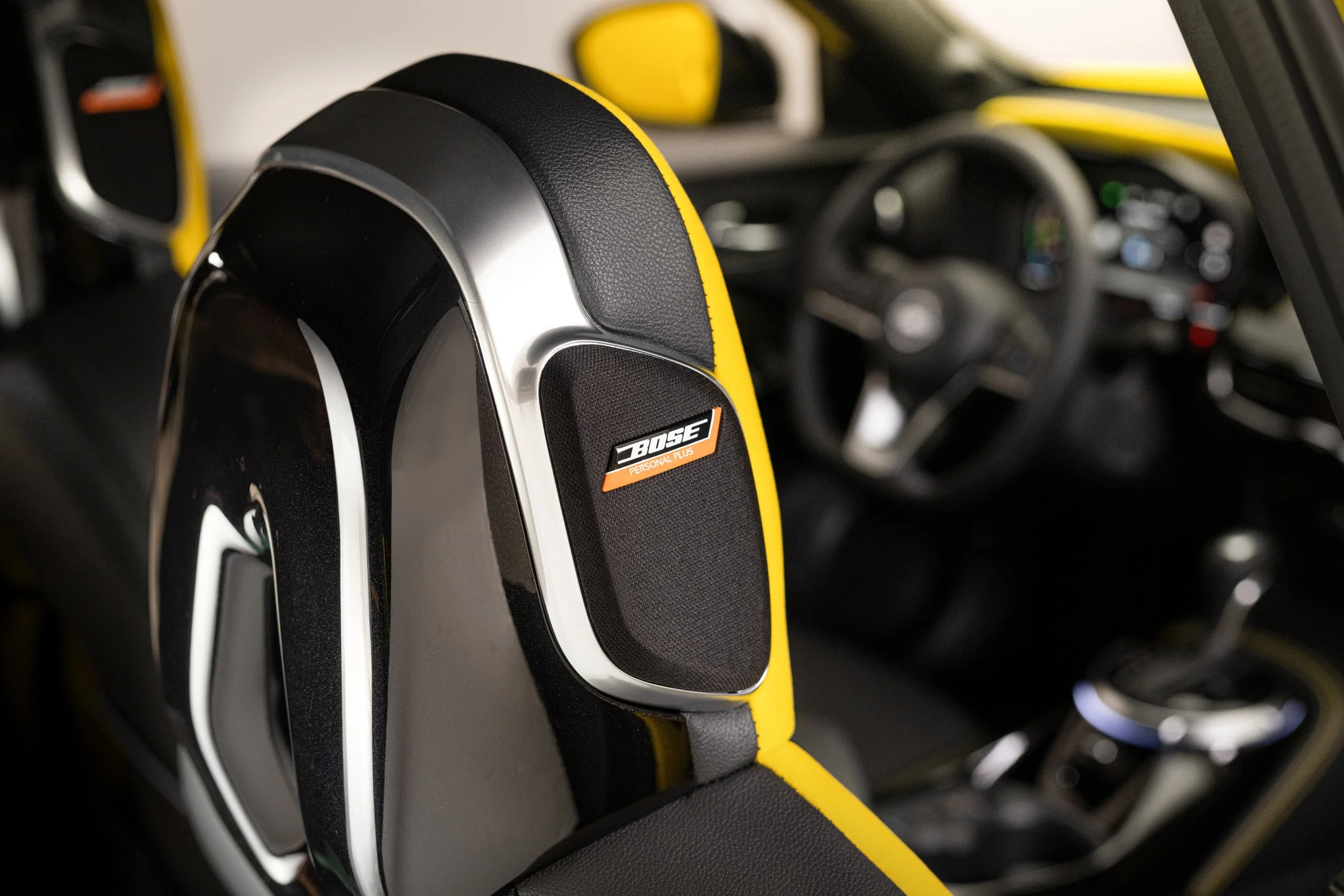 JUKEMC2024-interior_iconicyellowbodycolor-N-Sport-BOSEspeakersonseats.jpg