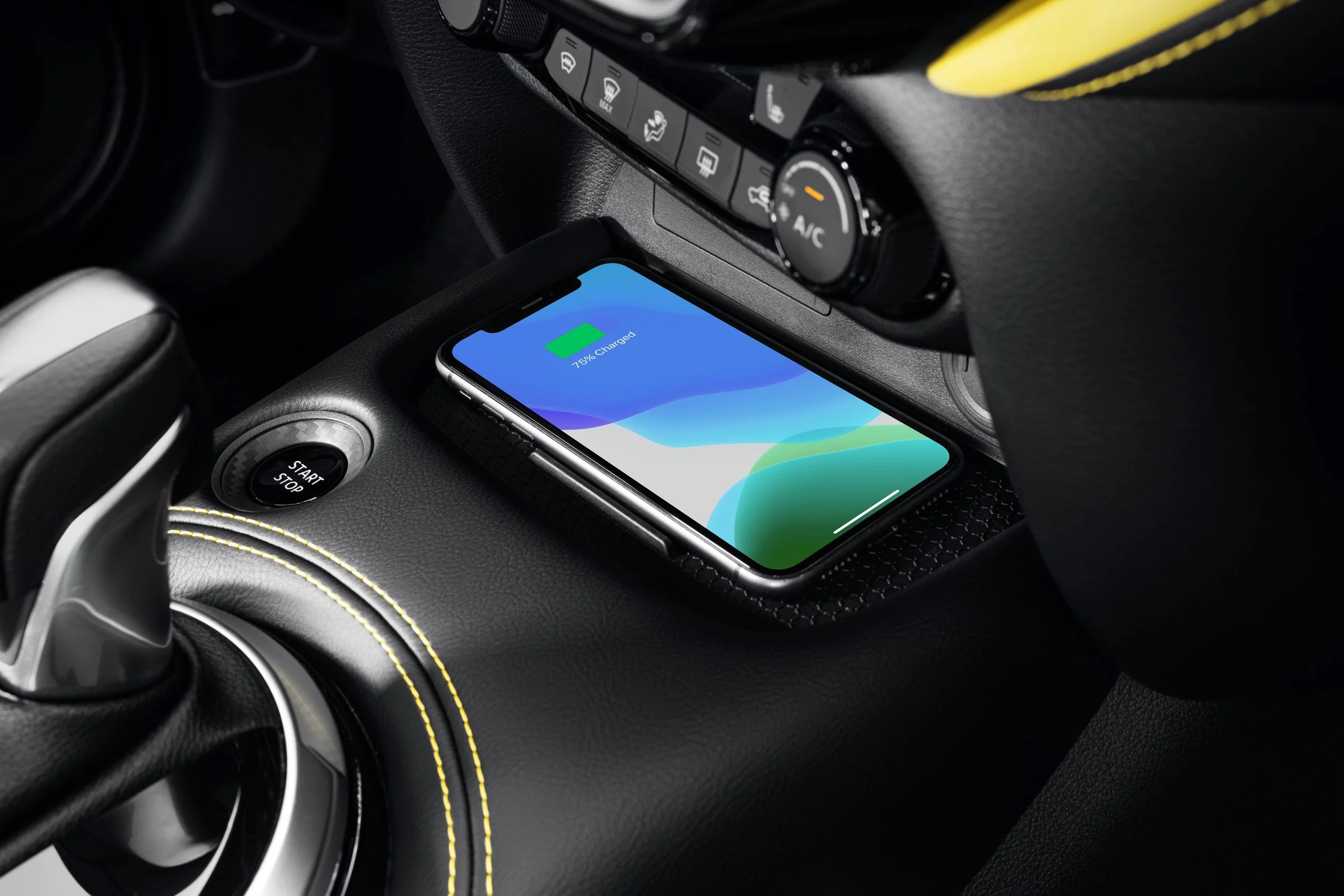 JUKEMC2024-interior_iconicyellowbodycolor-N-Sport-wirelesscharging.jpg