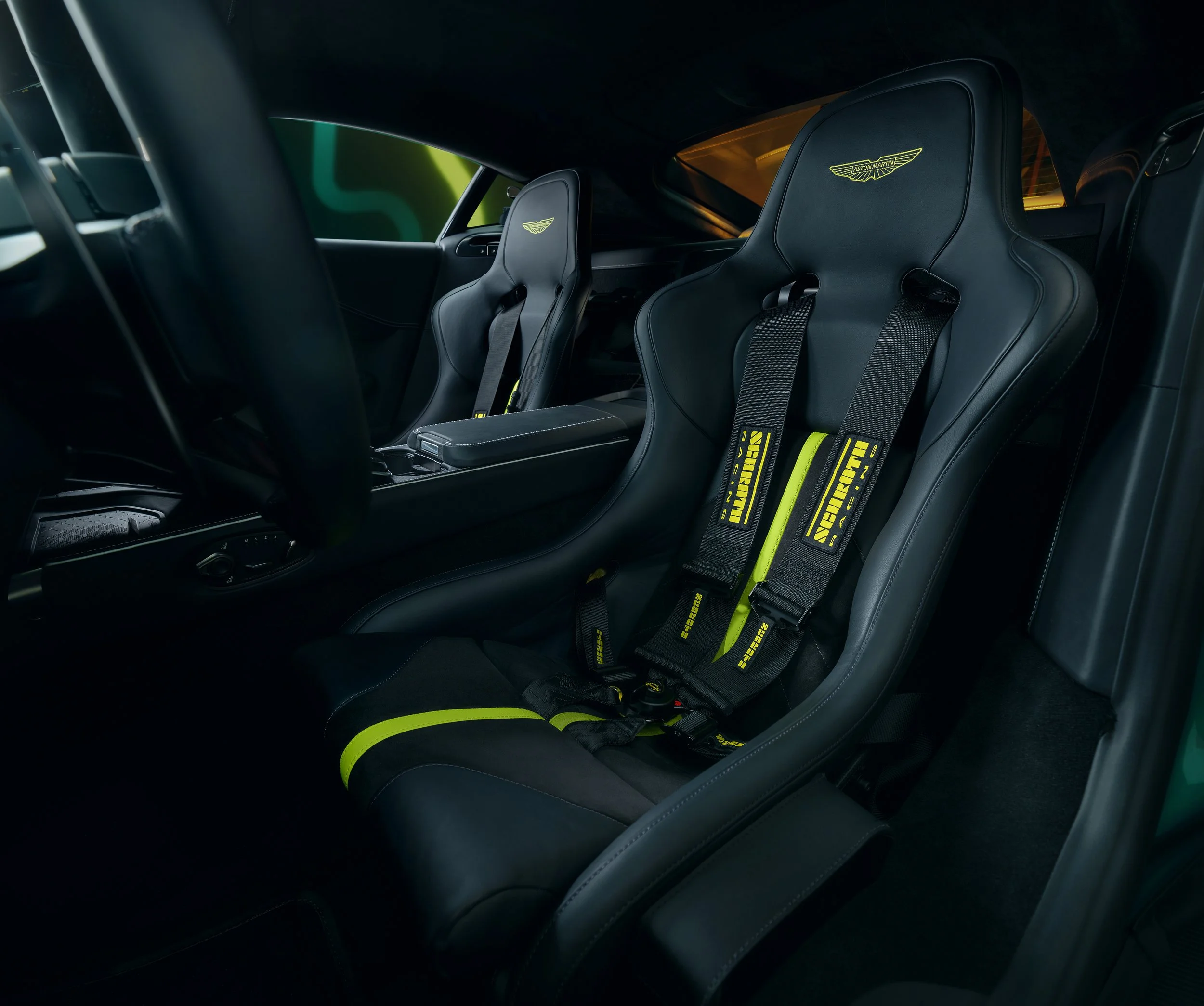 NewAstonMartinVantage_OfficialSafetyCarofFormula1®_09.jpg