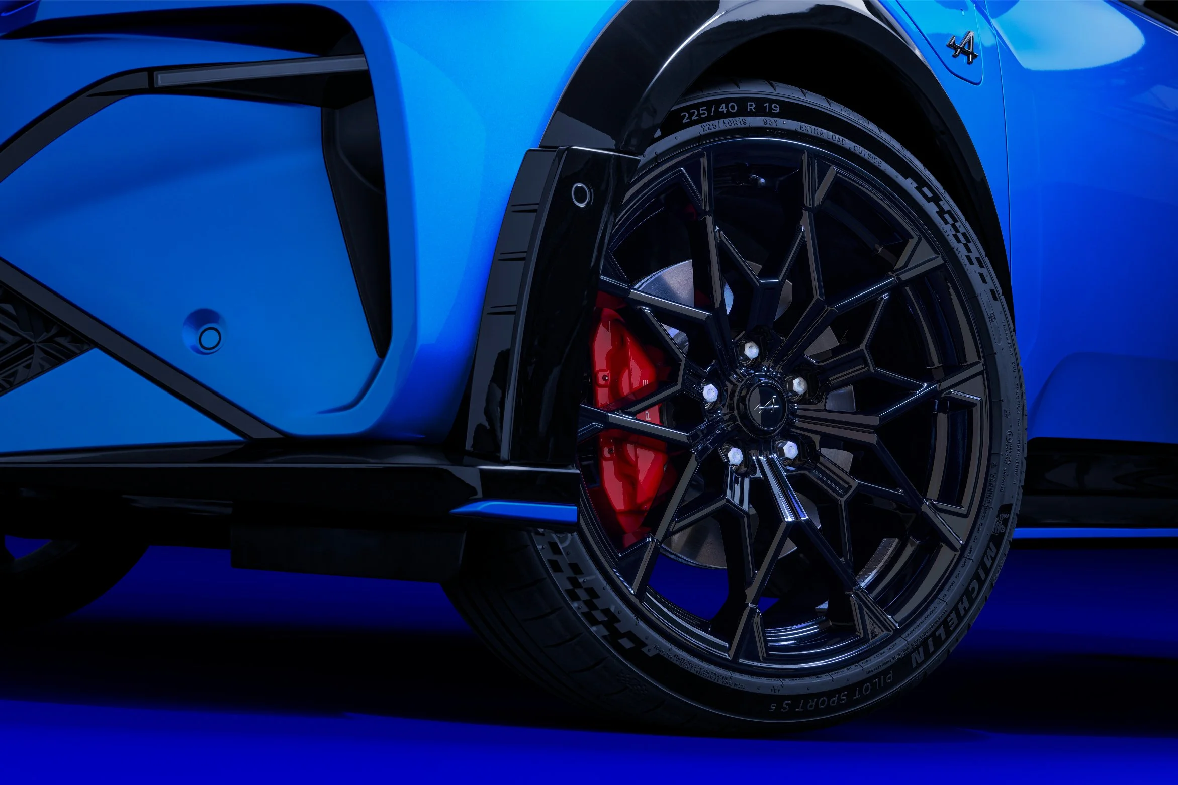 43_LOT3_CLOSEUP_EXTERIEURS_Ext_AlpineBlueVision_GTS_JantesSnowflakesBlack19Full.jpg