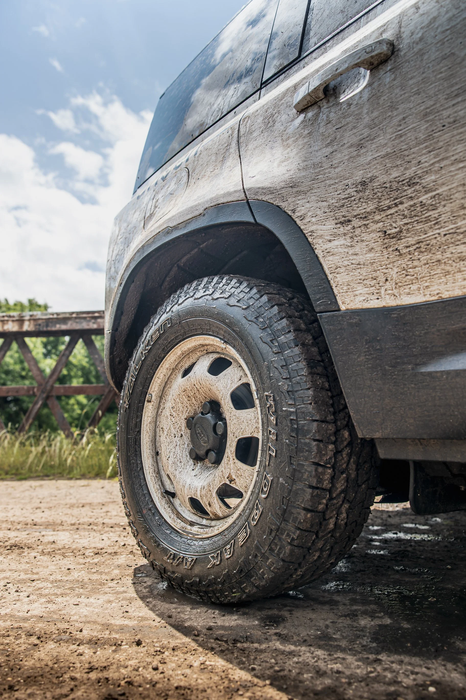 Muddy Landrover -01.jpg