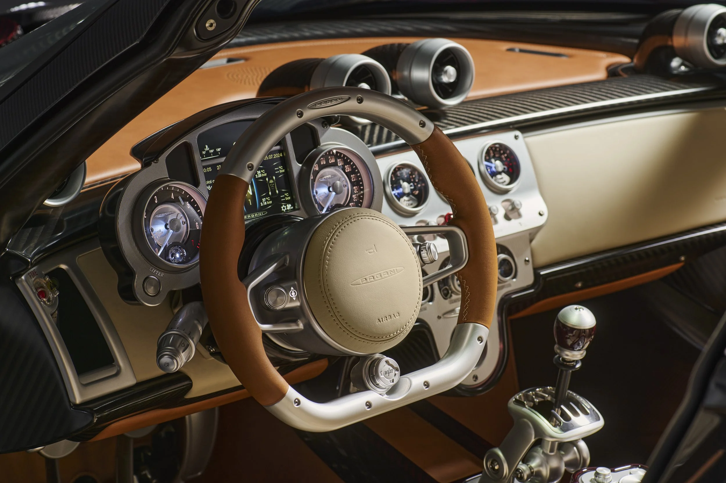 Pagani-Utopia-Roadster-020300-Volante.jpg