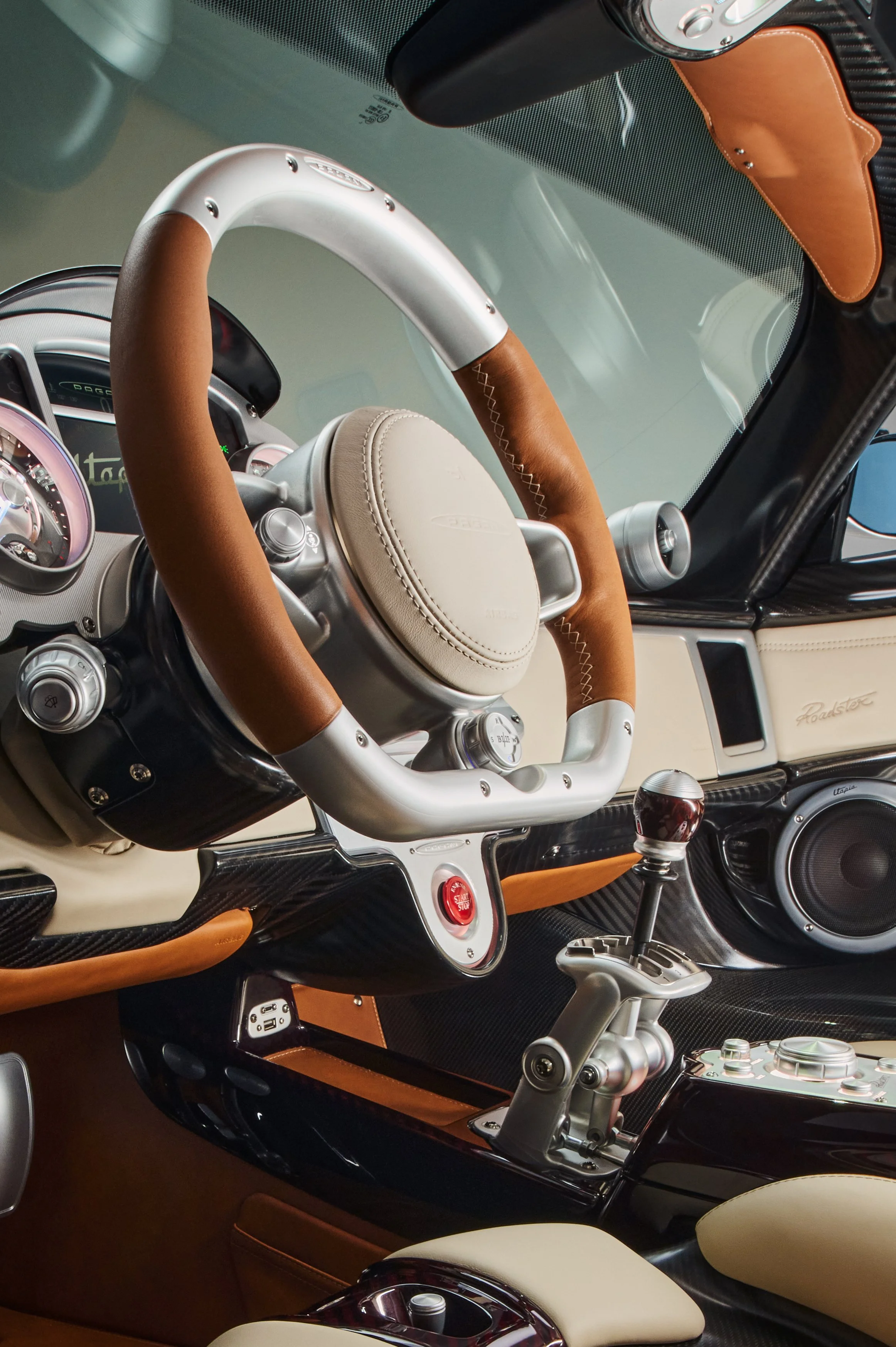 Pagani-Utopia-Roadster-020301-Volante-e-cambio.jpg