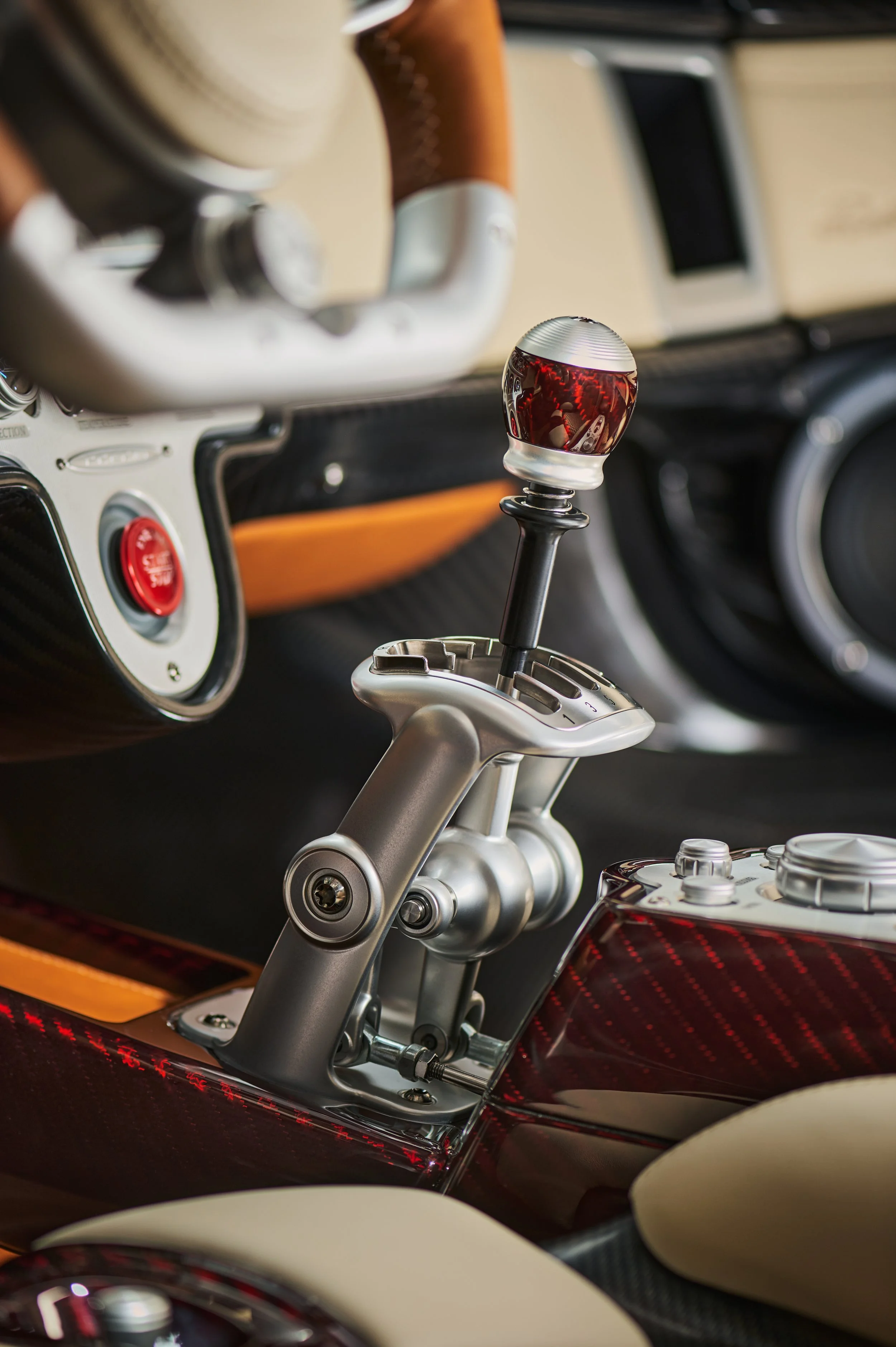Pagani-Utopia-Roadster-020303-Cambio-focus.jpg